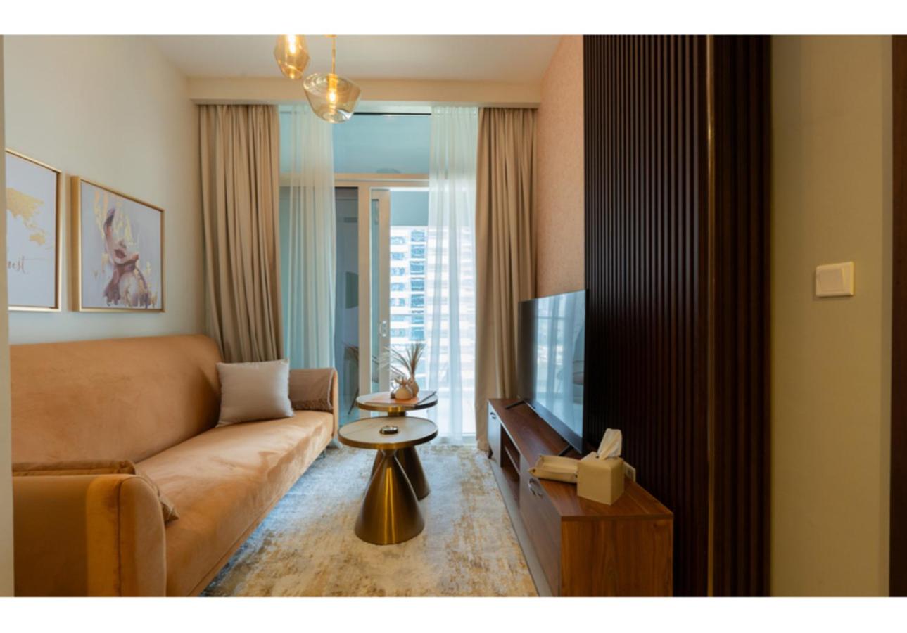 Keyrock - Lake-View Apartment at Reva Residences, Business Bay with Pool, Gym & Free Parking