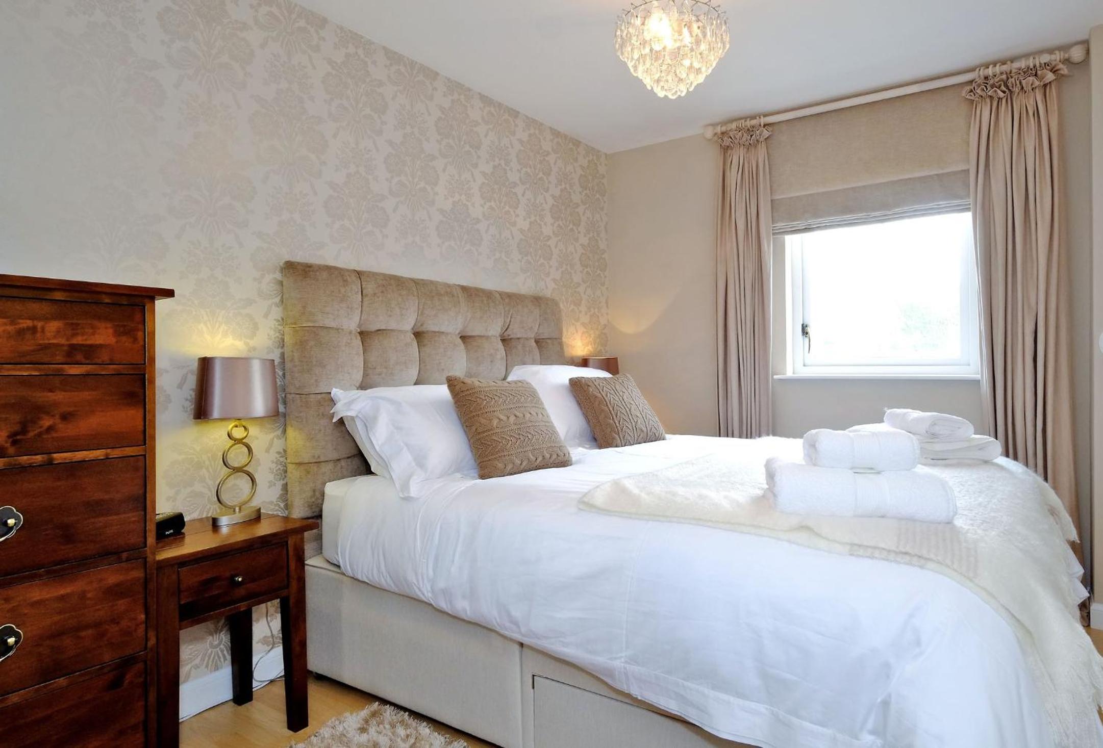 Fonthill Apartment - central, free parking off street, quiet view 4