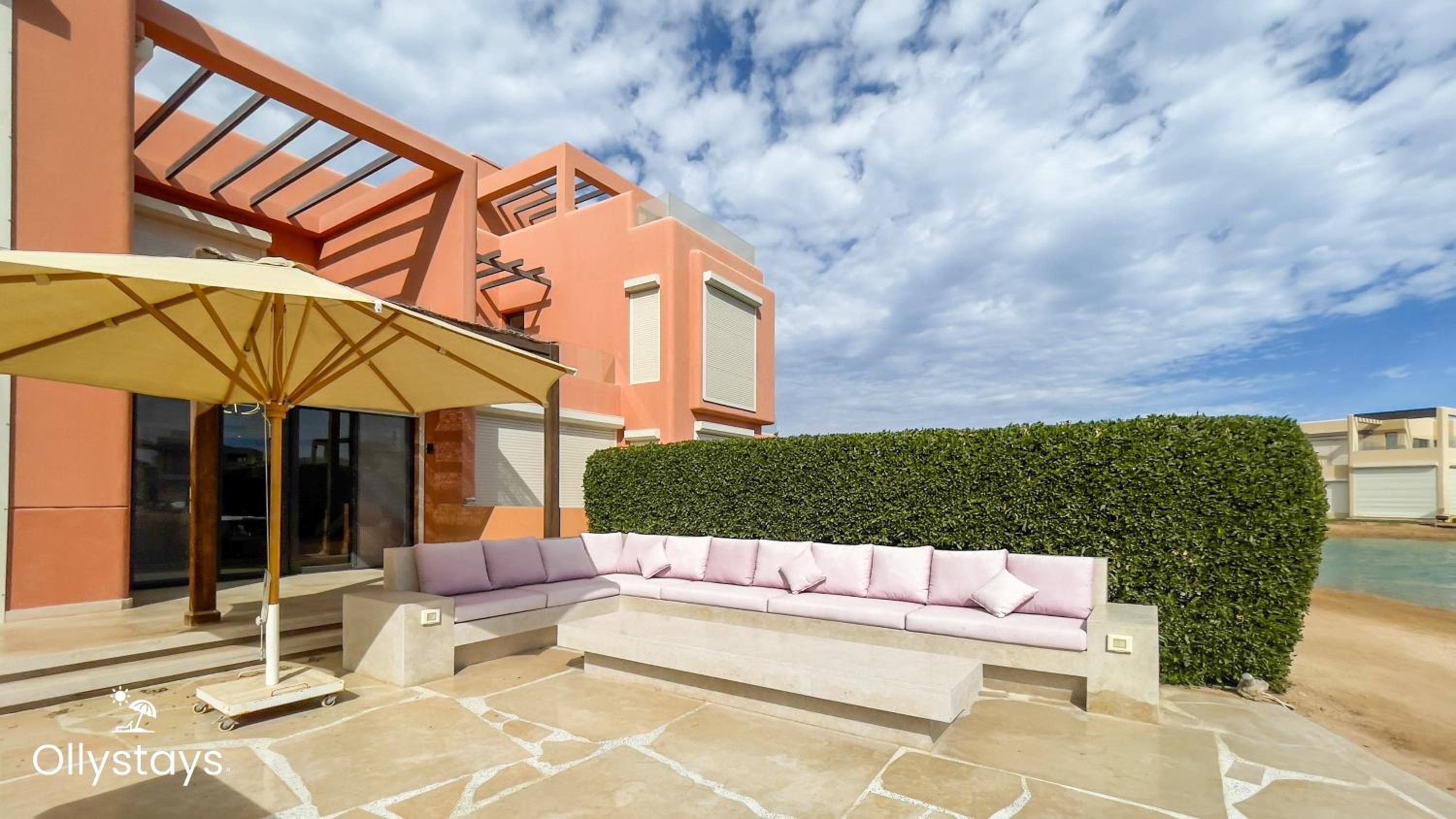 Ollystays Tawila 3BR Townhouse Shared Pool