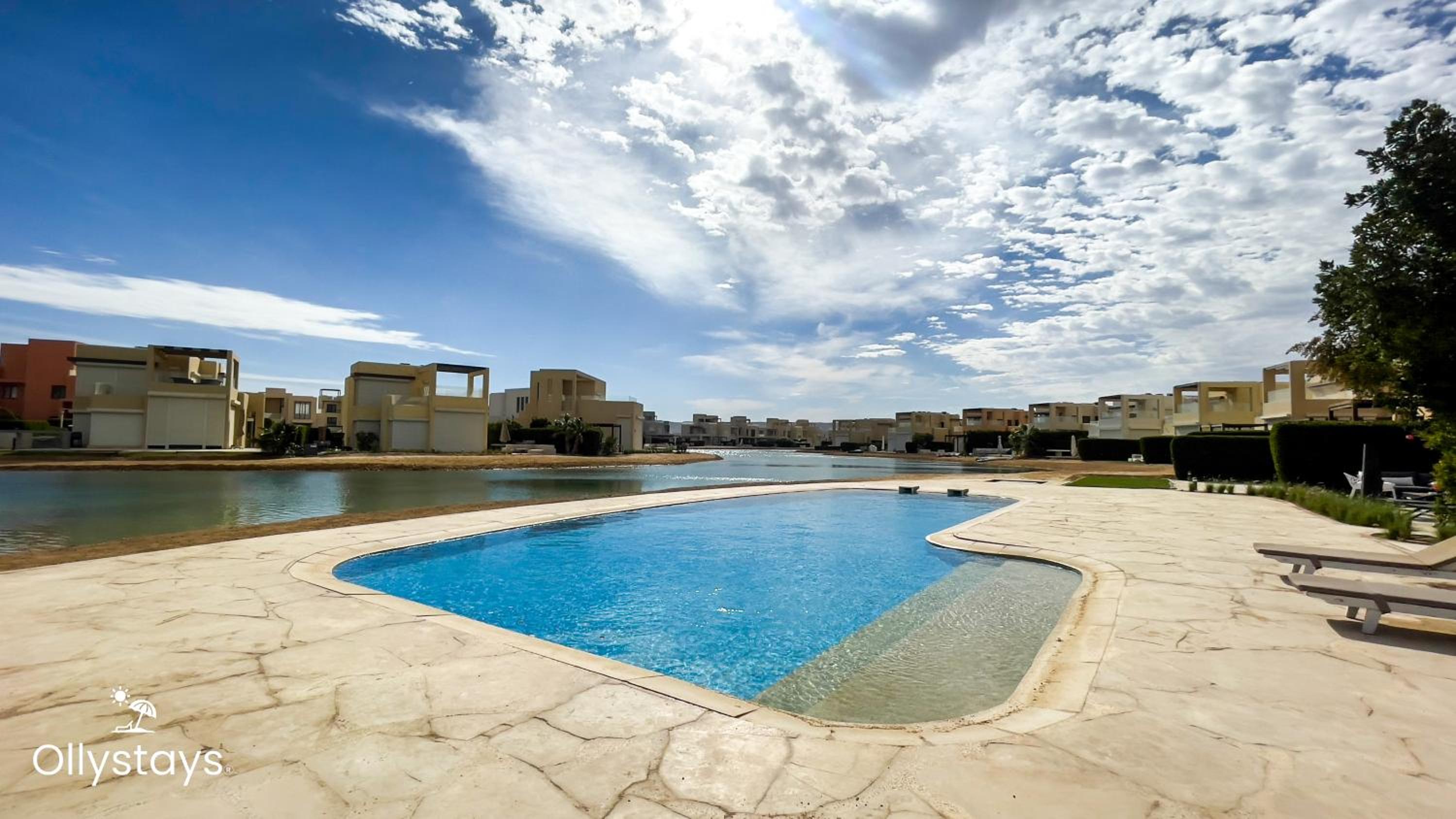 Ollystays Tawila 3BR Townhouse Shared Pool