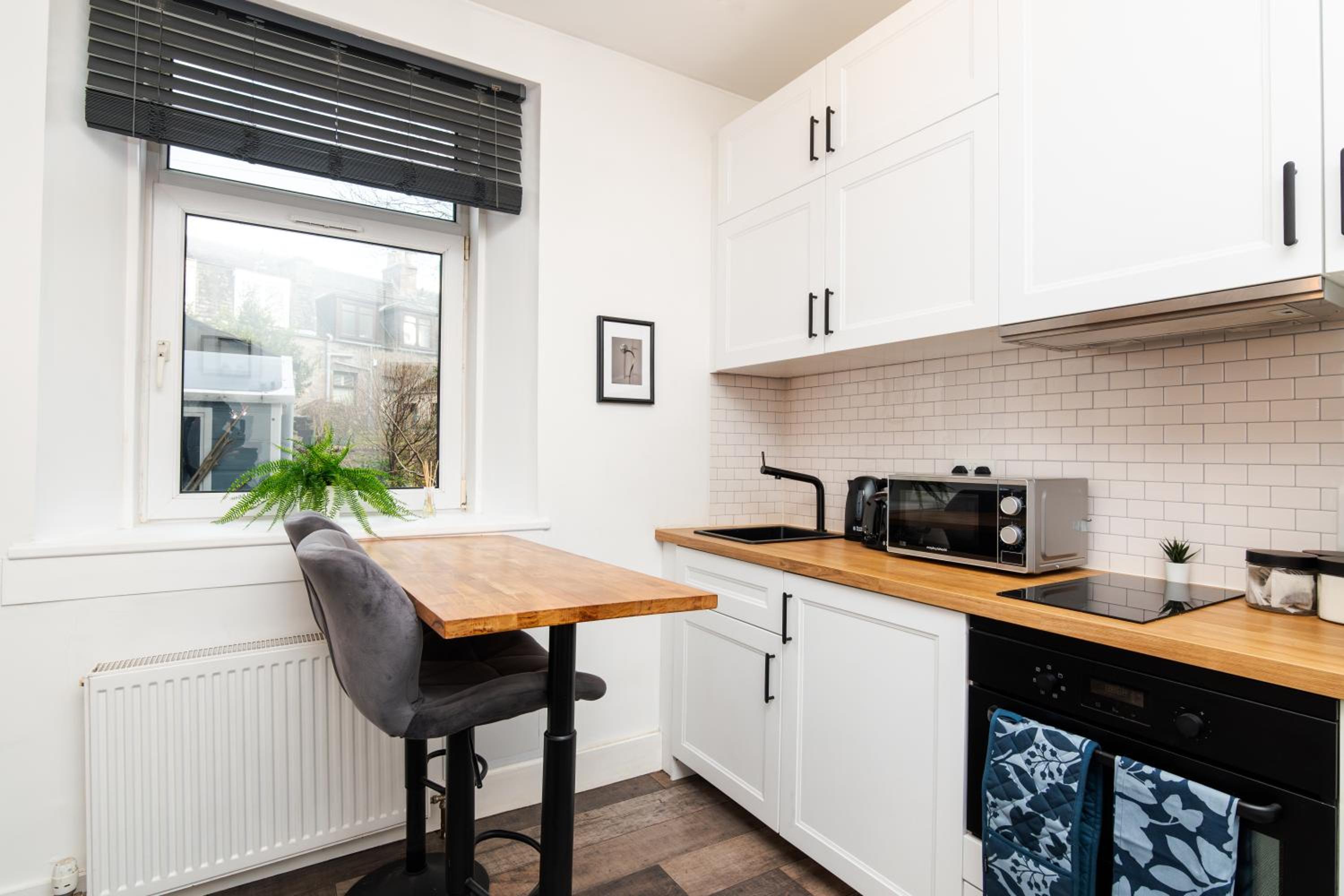 1 Bedroom Apartment-Free Parking- by Holiday Homes