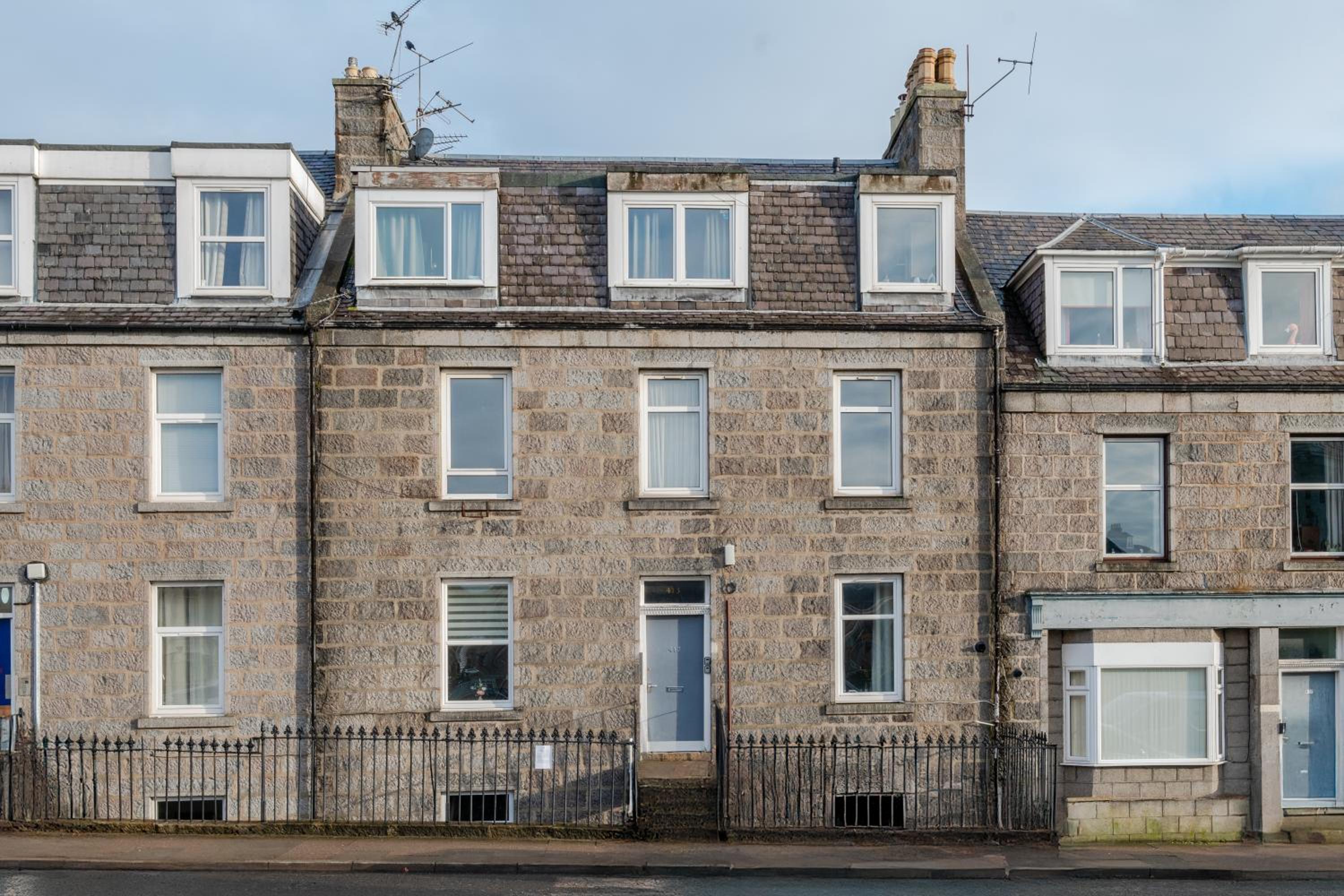1 Bedroom Apartment-Free Parking- by Holiday Homes
