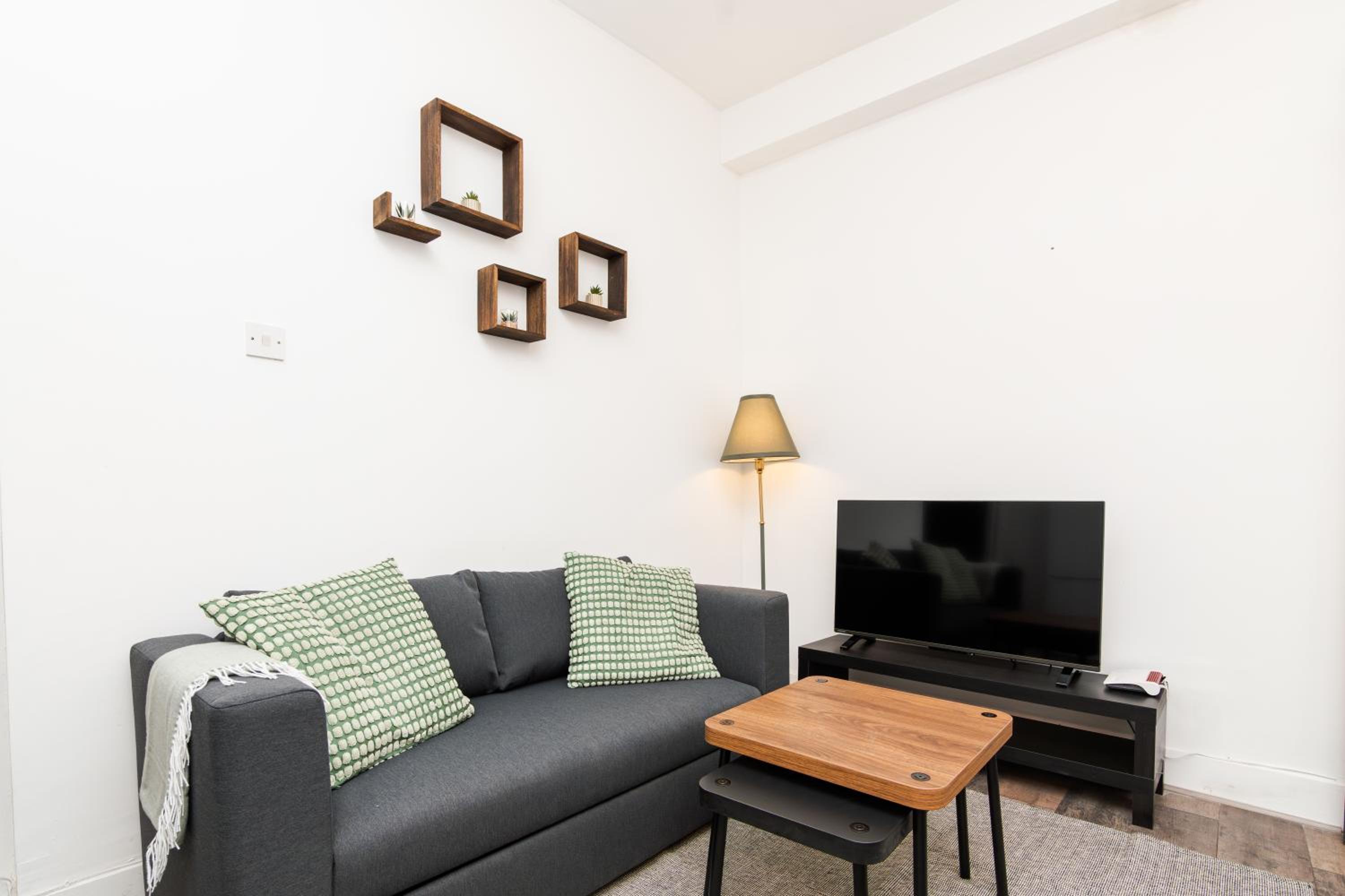 1 Bedroom Apartment-Free Parking- by Holiday Homes