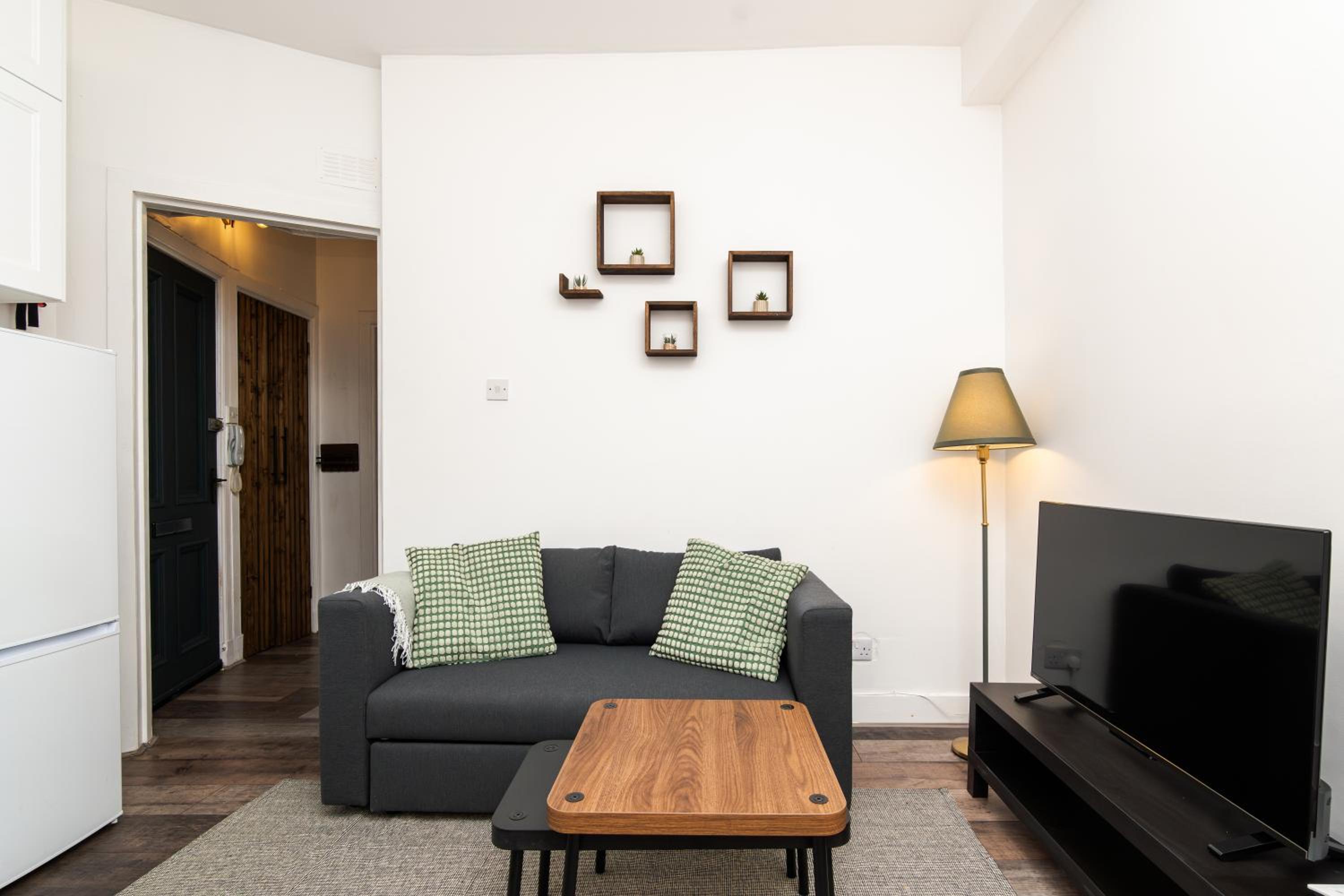 1 Bedroom Apartment-Free Parking- by Holiday Homes
