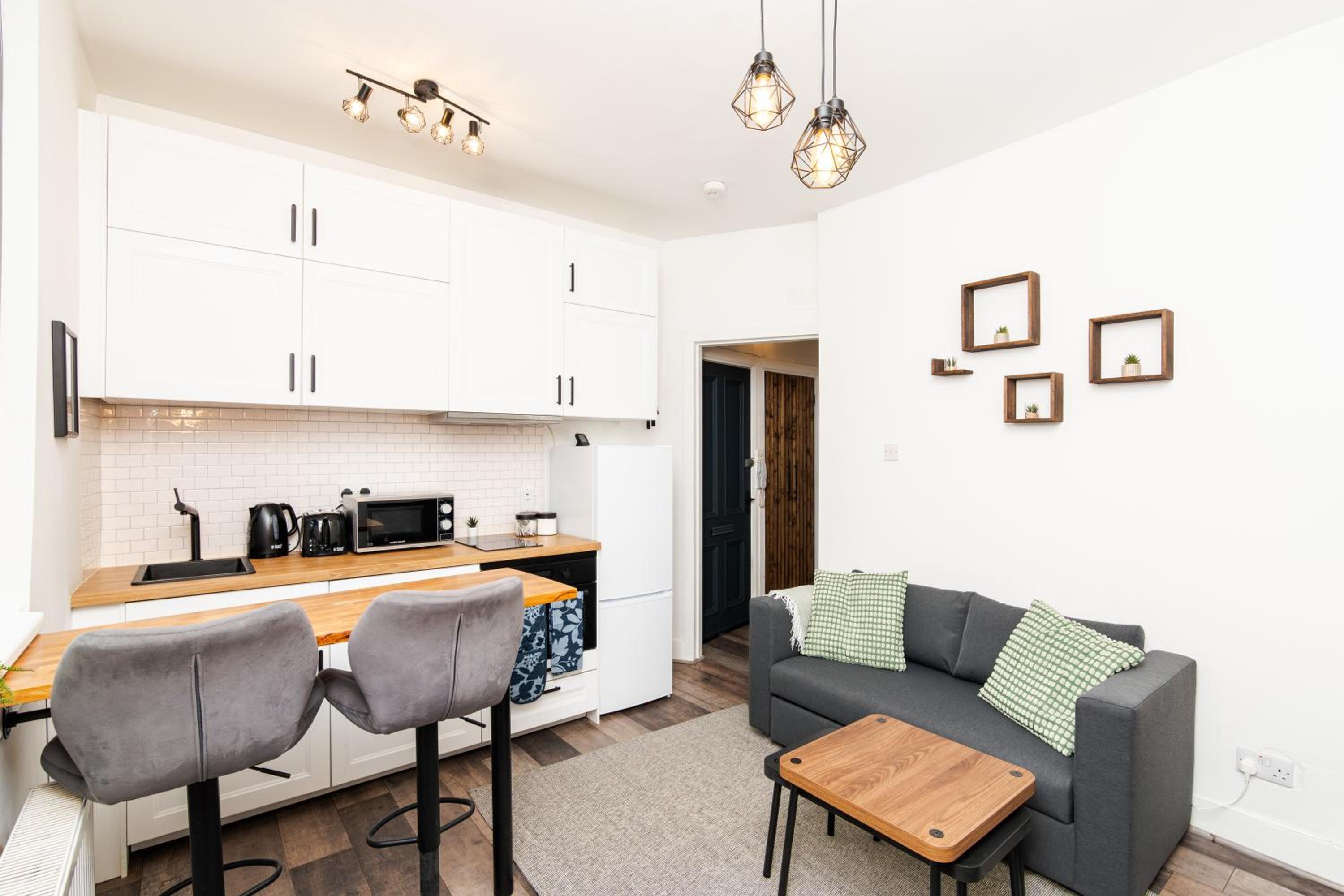 1 Bedroom Apartment-Free Parking- by Holiday Homes