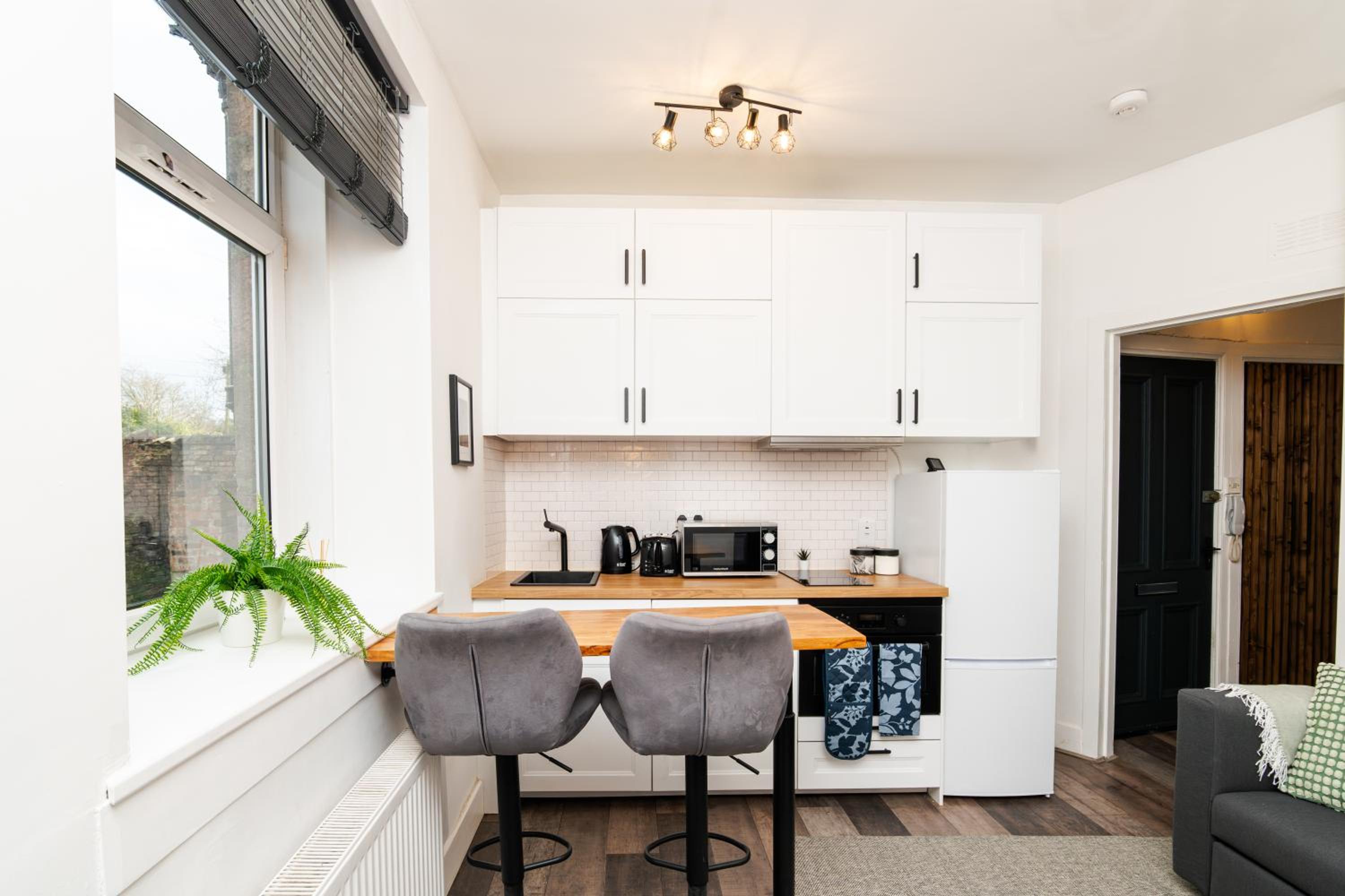 1 Bedroom Apartment-Free Parking- by Holiday Homes