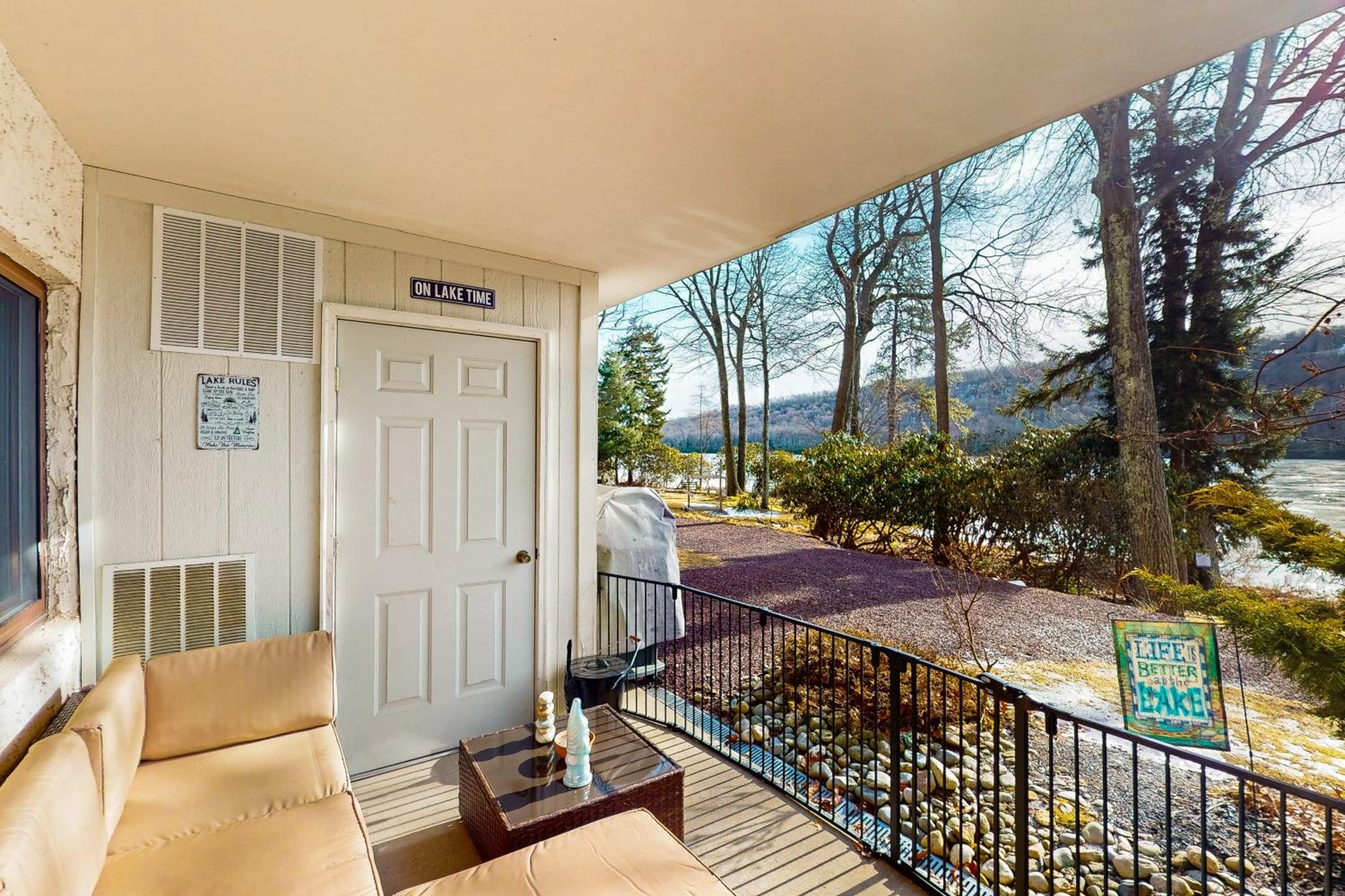 Lakefront Poconos Retreat! Pool and Hot Tub Access
