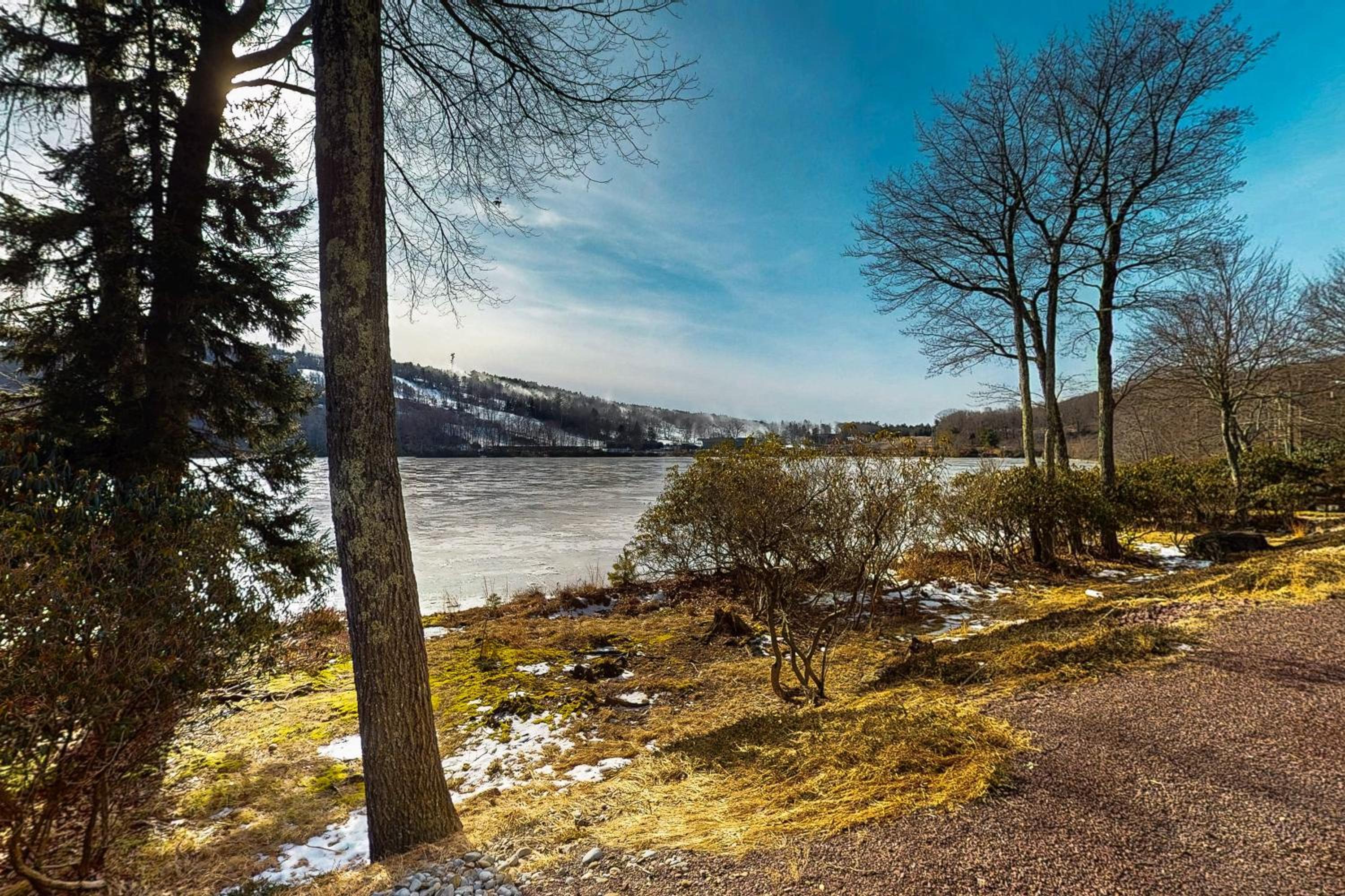 Lakefront Poconos Retreat! Pool and Hot Tub Access
