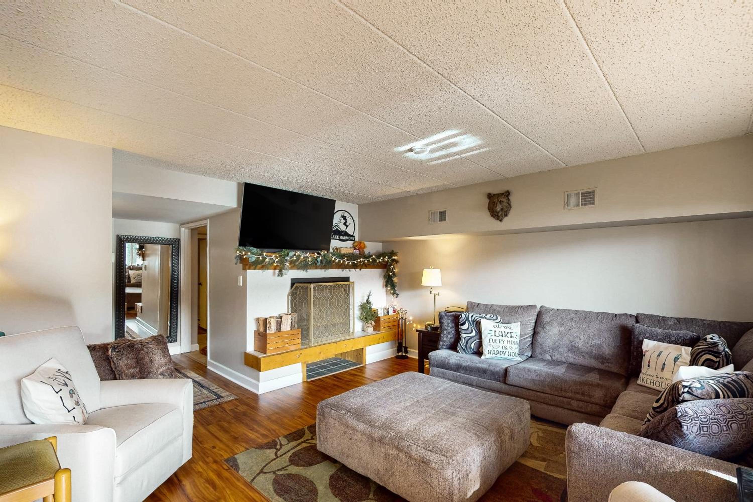 Lakefront Poconos Retreat! Pool and Hot Tub Access