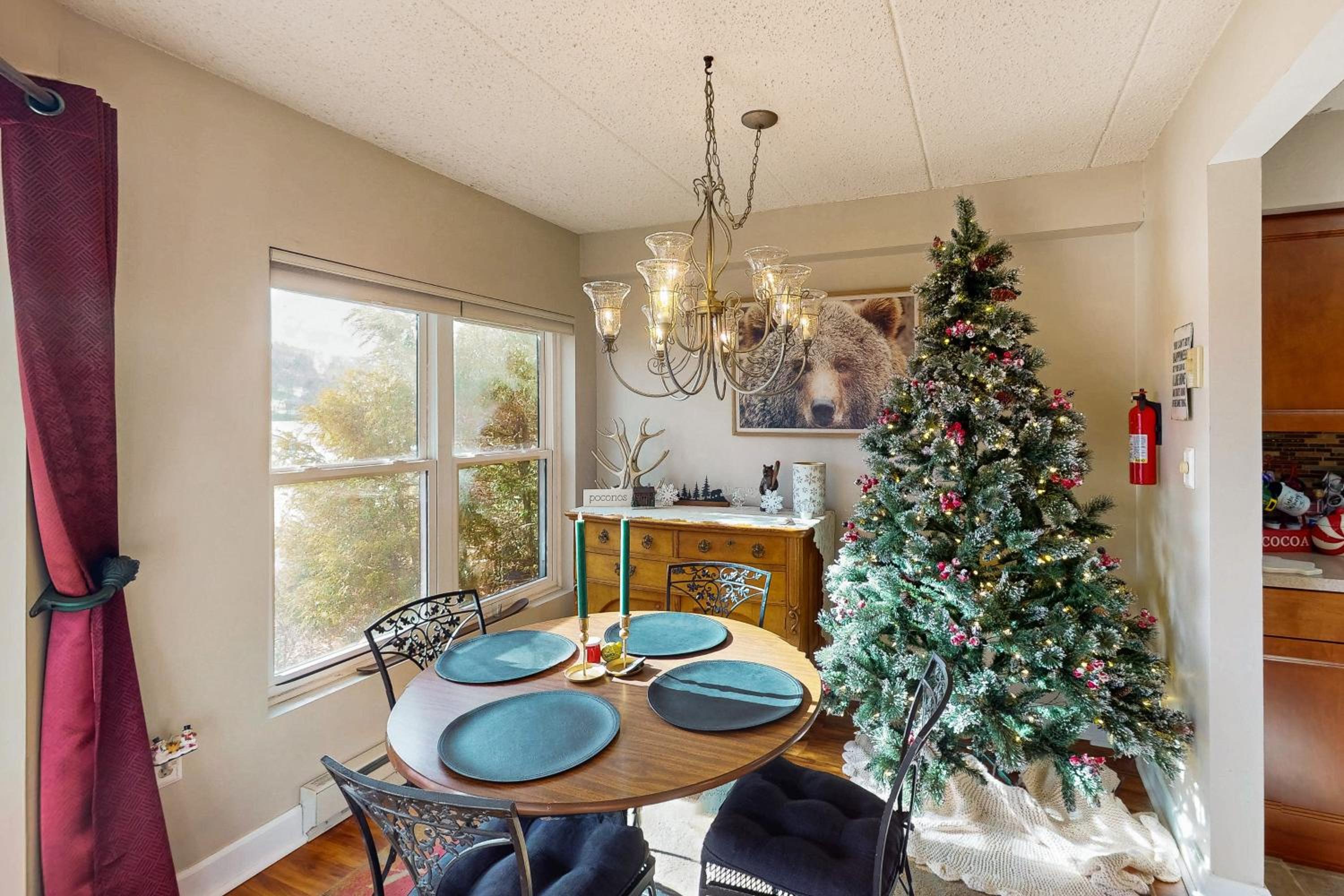 Lakefront Poconos Retreat! Pool and Hot Tub Access
