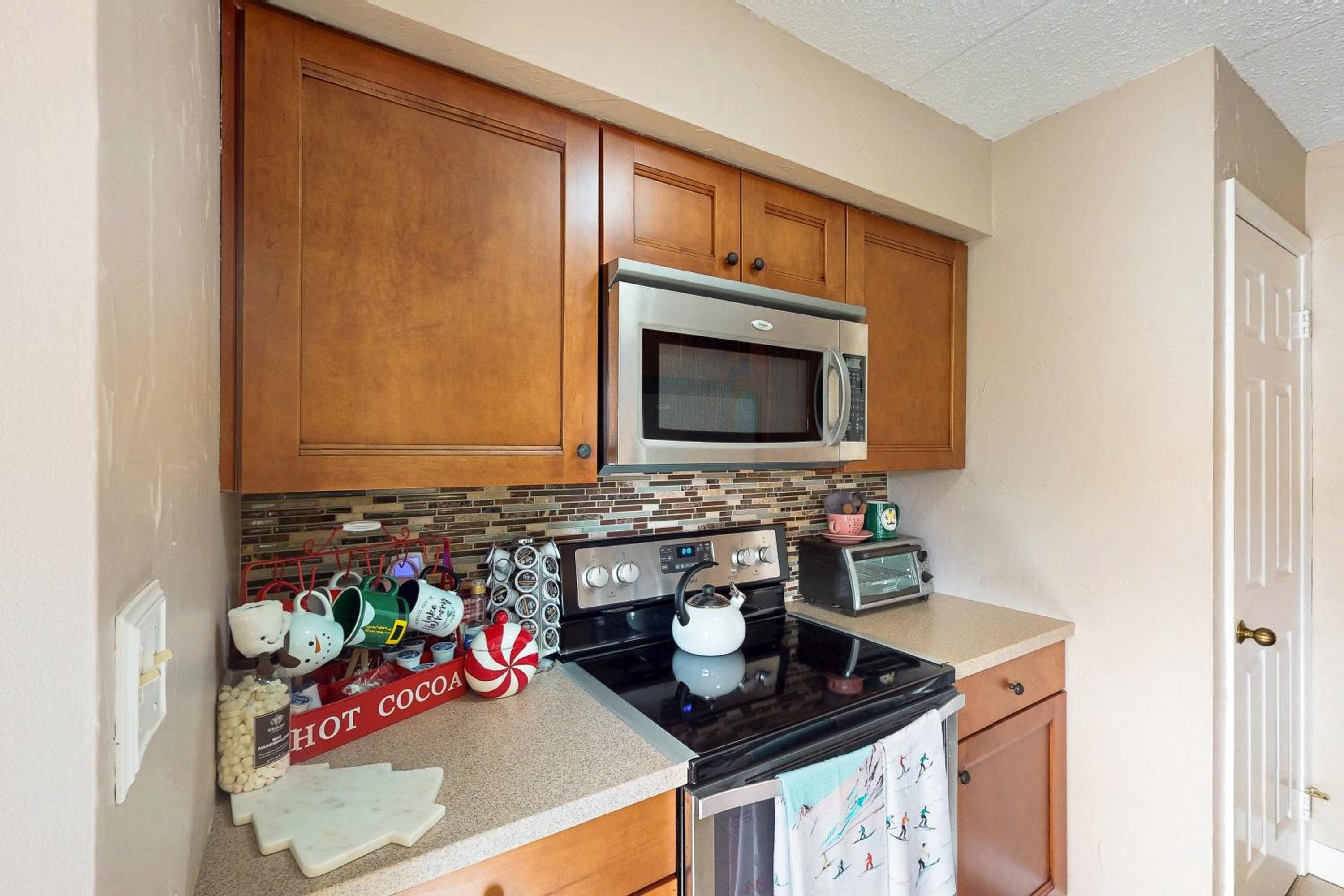 Lakefront Poconos Retreat! Pool and Hot Tub Access