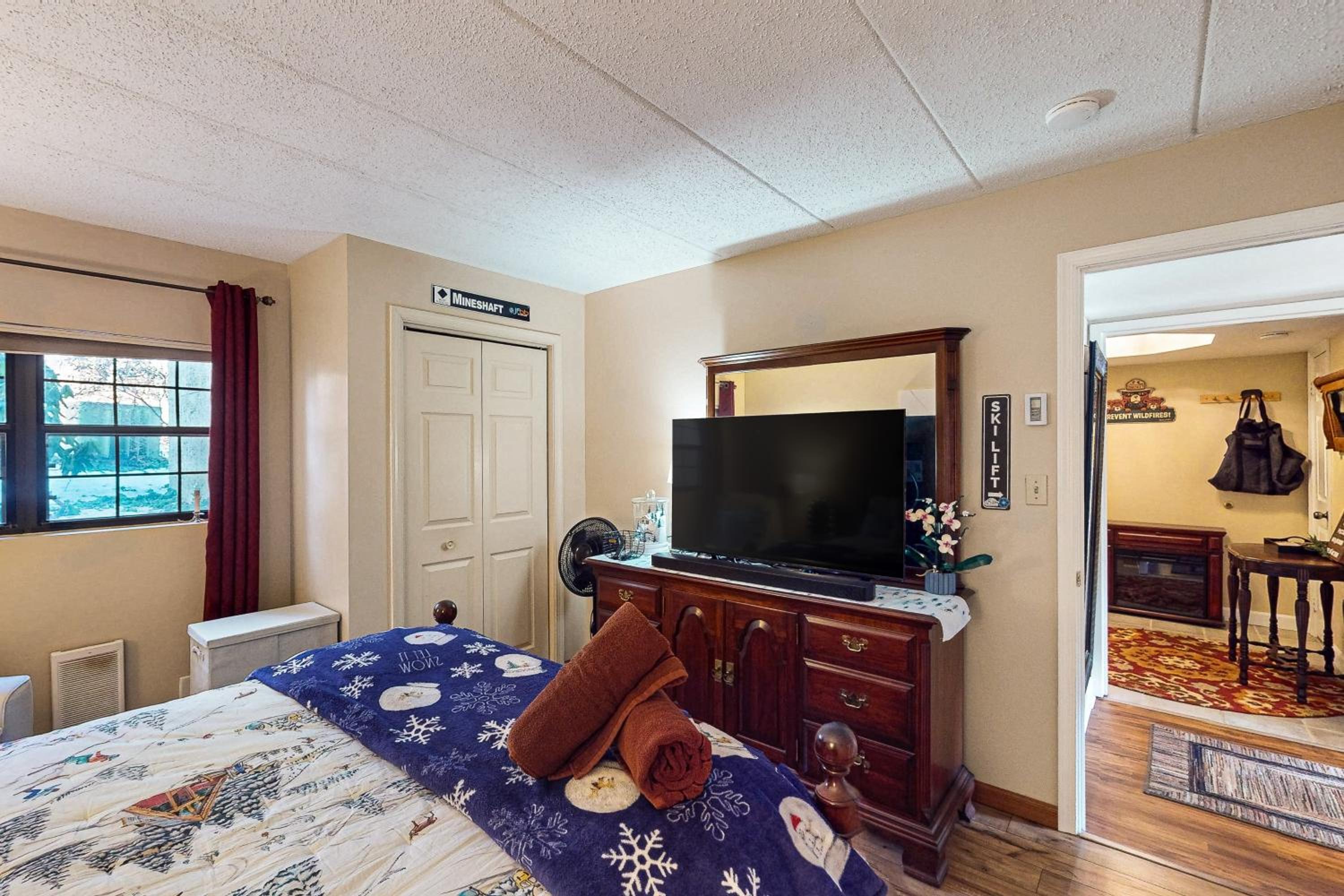 Lakefront Poconos Retreat! Pool and Hot Tub Access