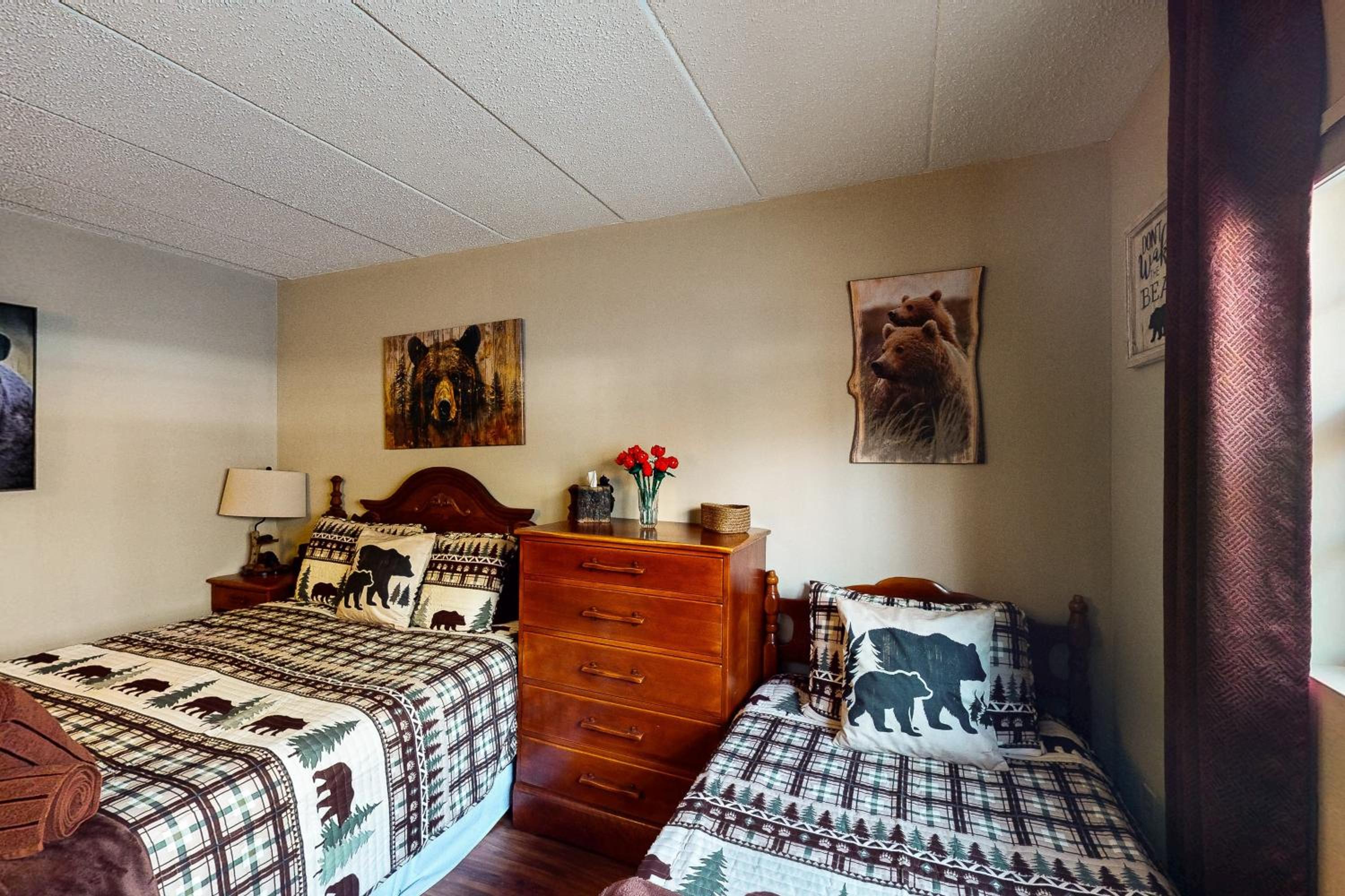 Lakefront Poconos Retreat! Pool and Hot Tub Access