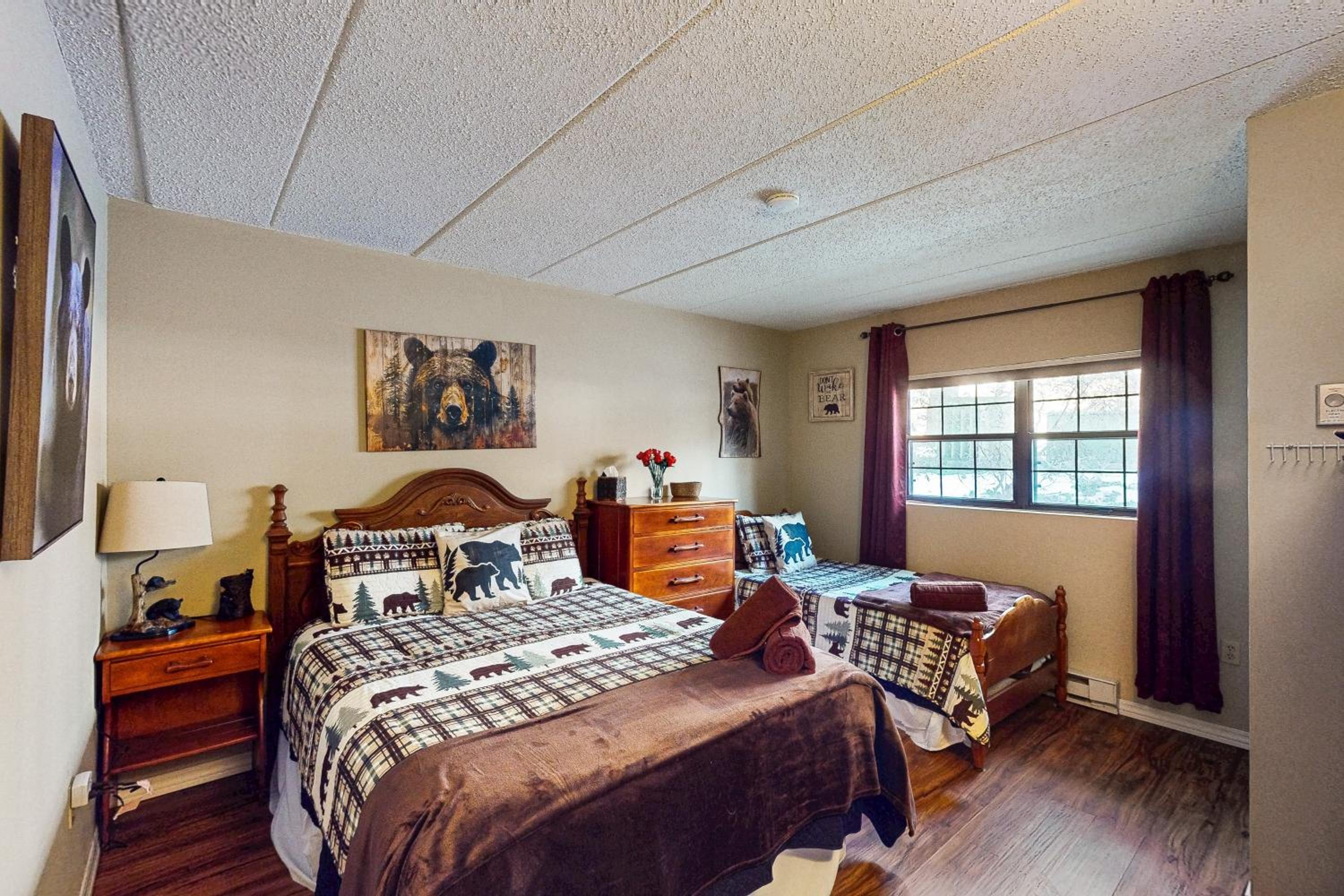 Lakefront Poconos Retreat! Pool and Hot Tub Access
