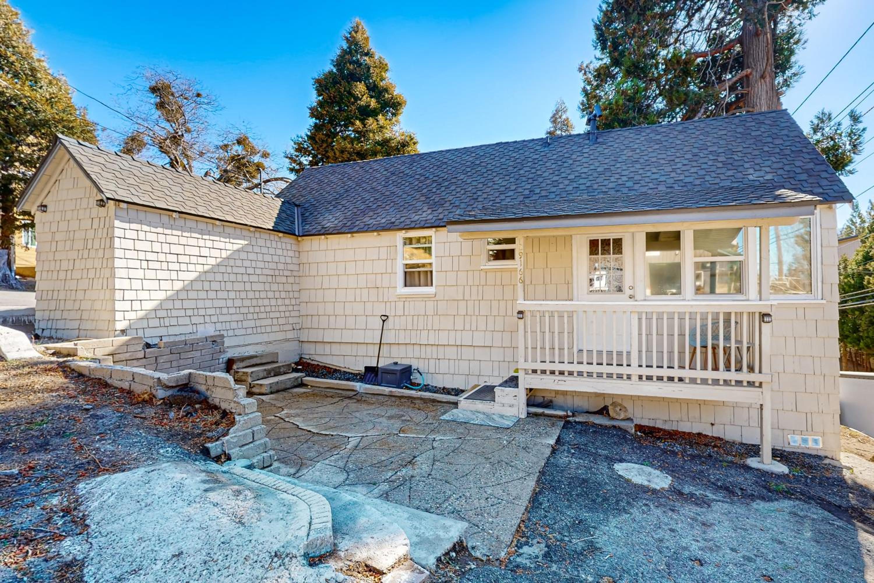 Relaxing Retreat with Deck, 1 Mi to Lake Arrowhead!