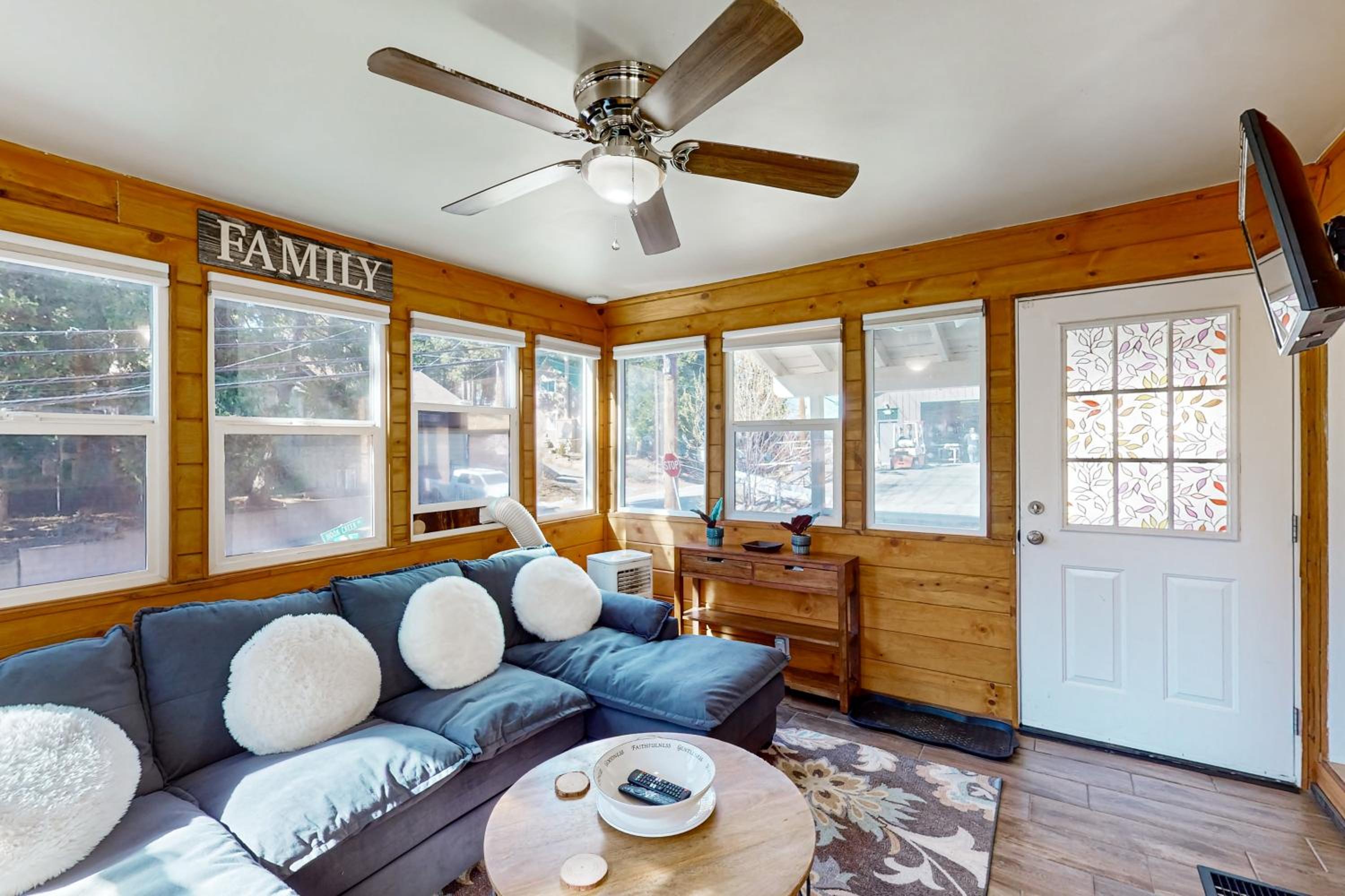 Relaxing Retreat with Deck, 1 Mi to Lake Arrowhead!
