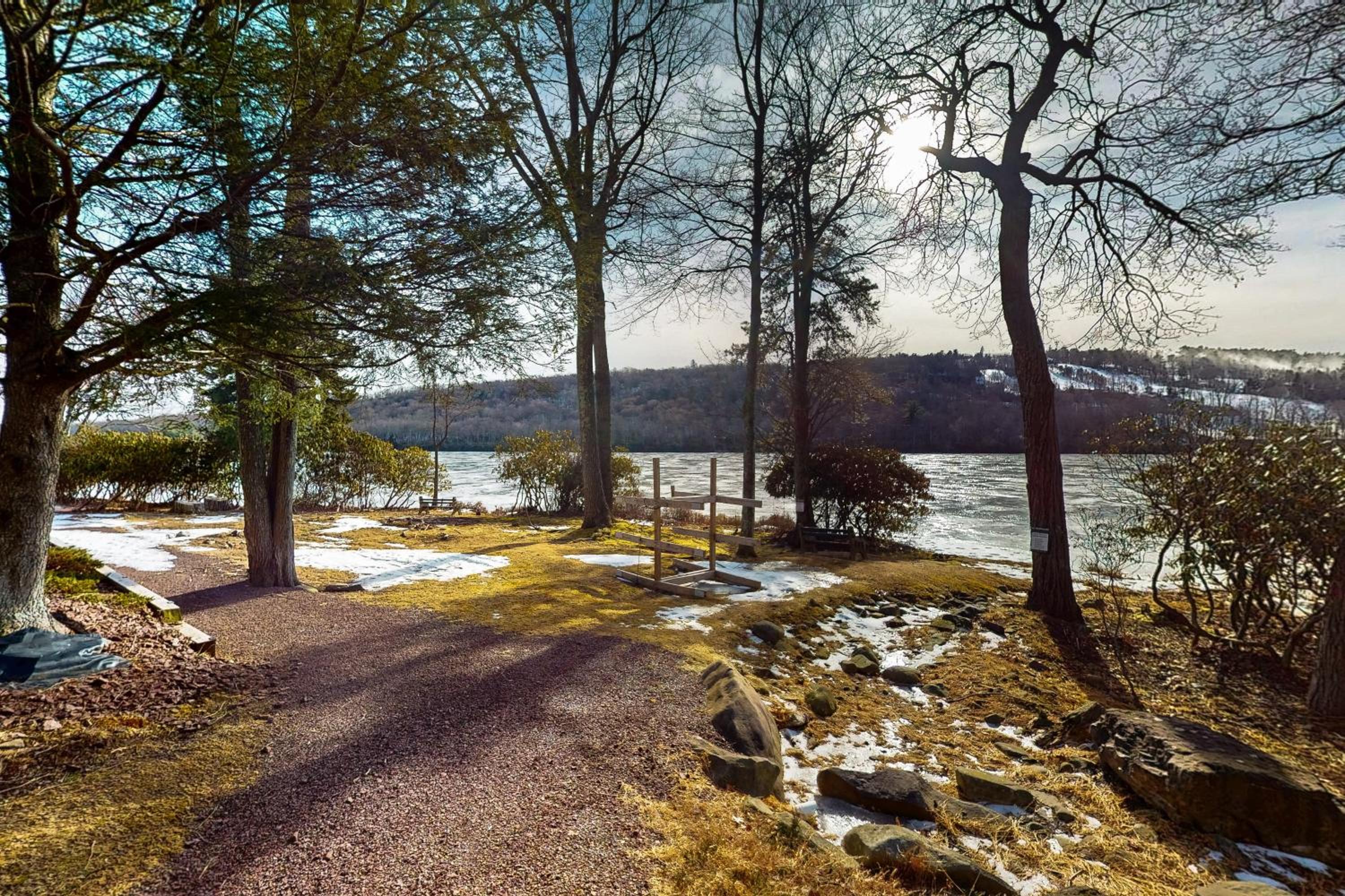 Lakefront Poconos Retreat! Pool and Hot Tub Access