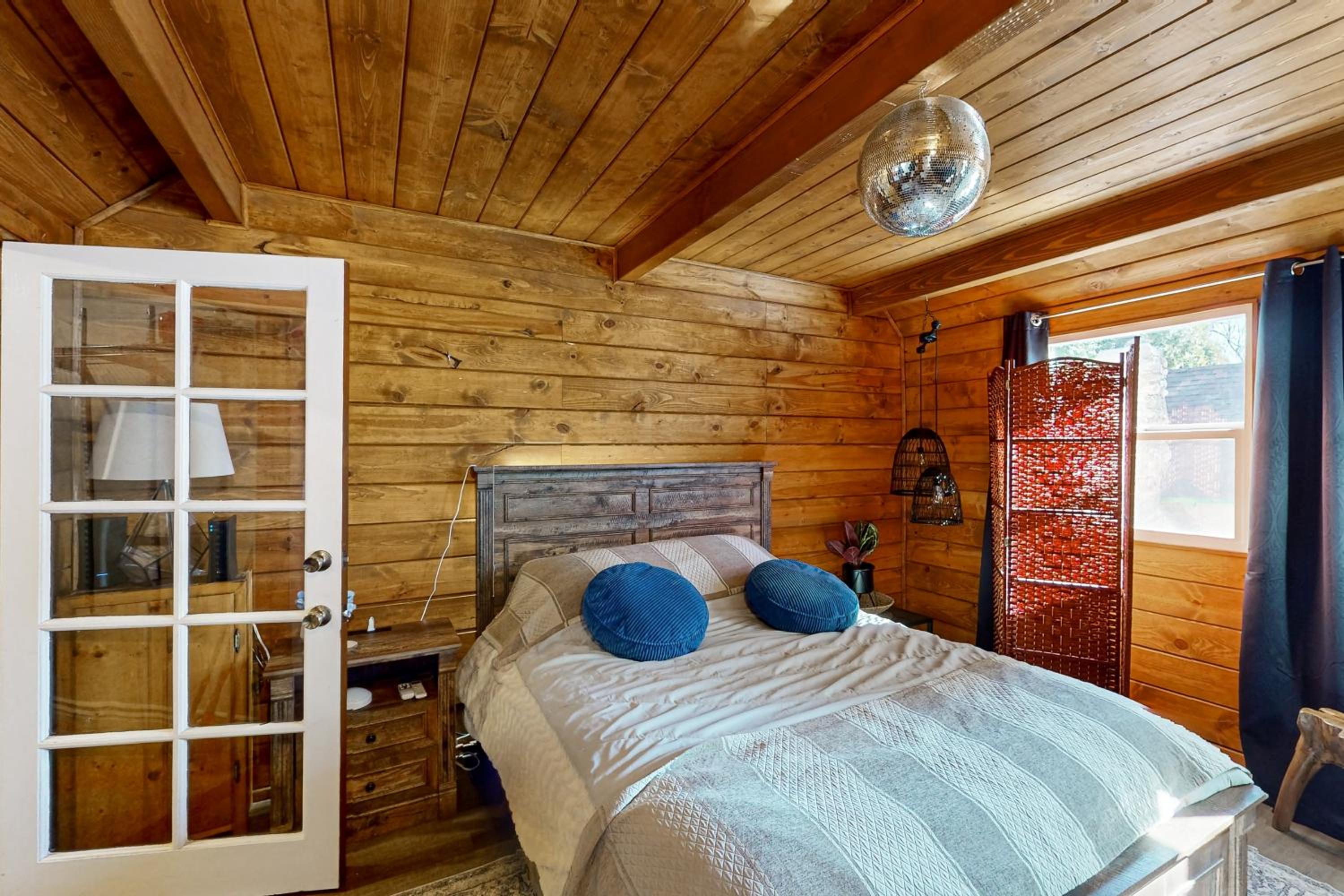 Relaxing Retreat with Deck, 1 Mi to Lake Arrowhead!