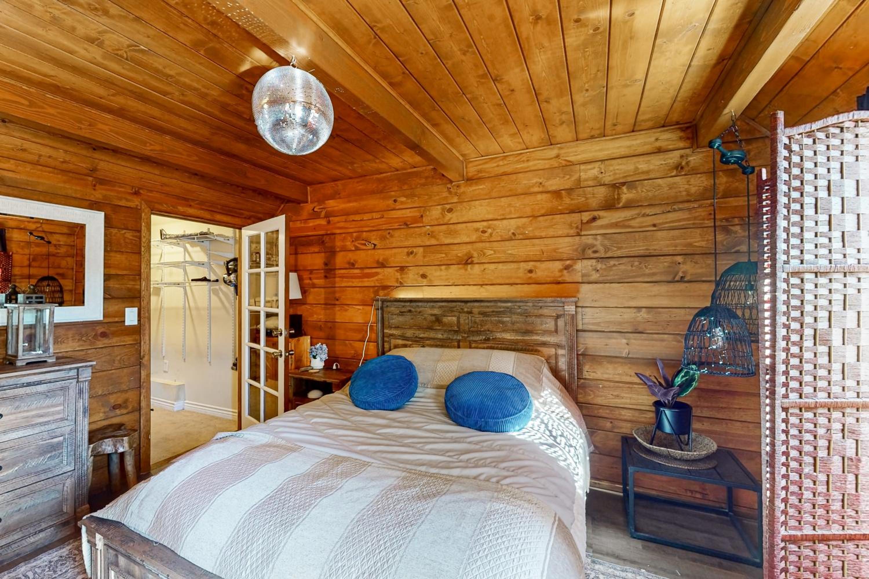 Relaxing Retreat with Deck, 1 Mi to Lake Arrowhead!