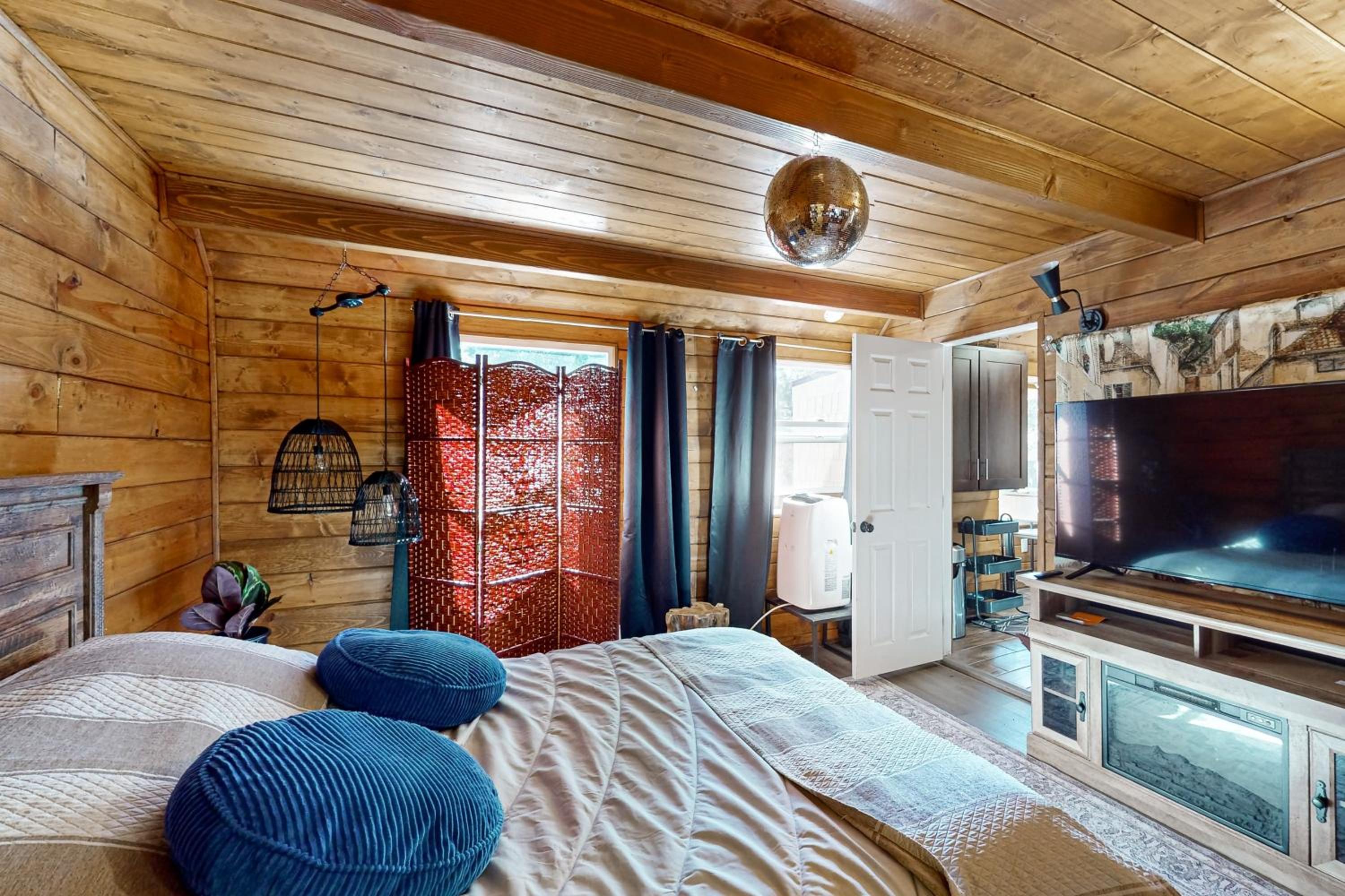Relaxing Retreat with Deck, 1 Mi to Lake Arrowhead!