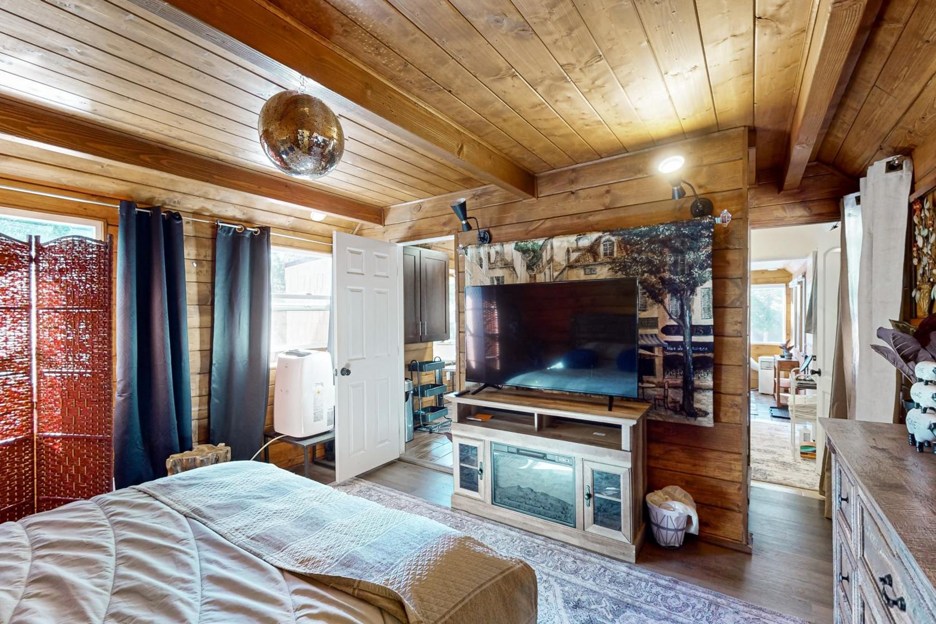 Relaxing Retreat with Deck, 1 Mi to Lake Arrowhead!