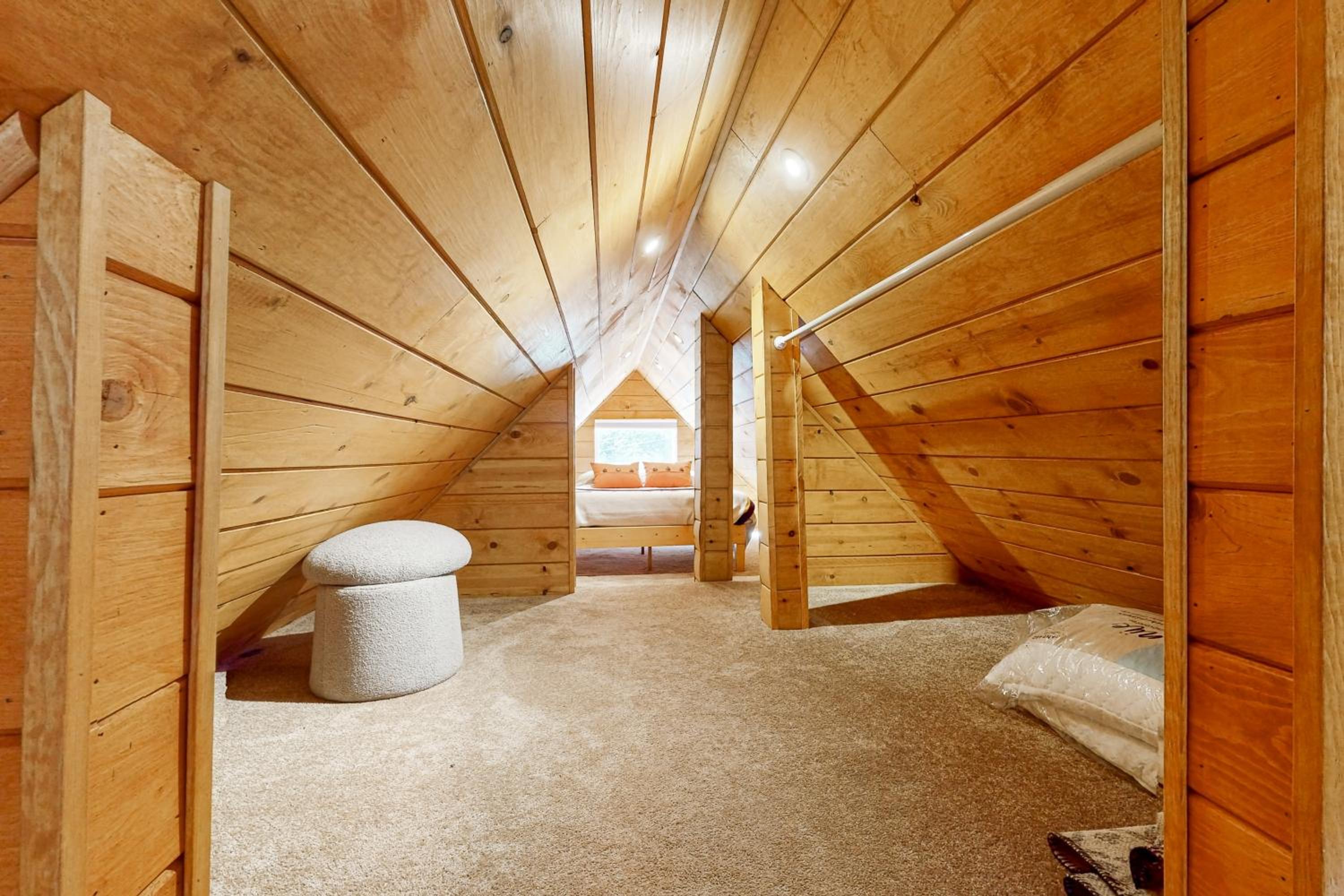 Relaxing Retreat with Deck, 1 Mi to Lake Arrowhead!