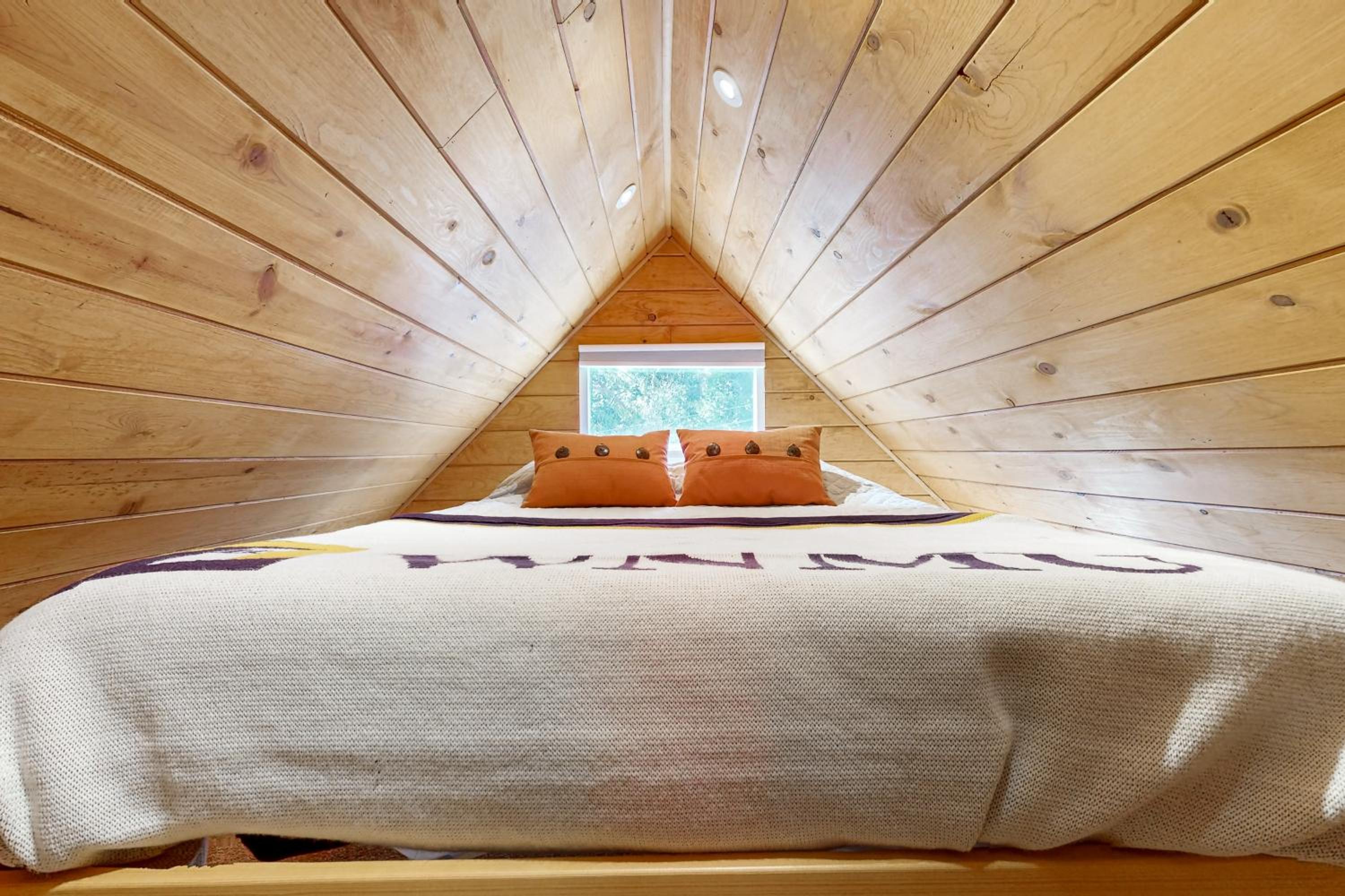 Relaxing Retreat with Deck, 1 Mi to Lake Arrowhead!