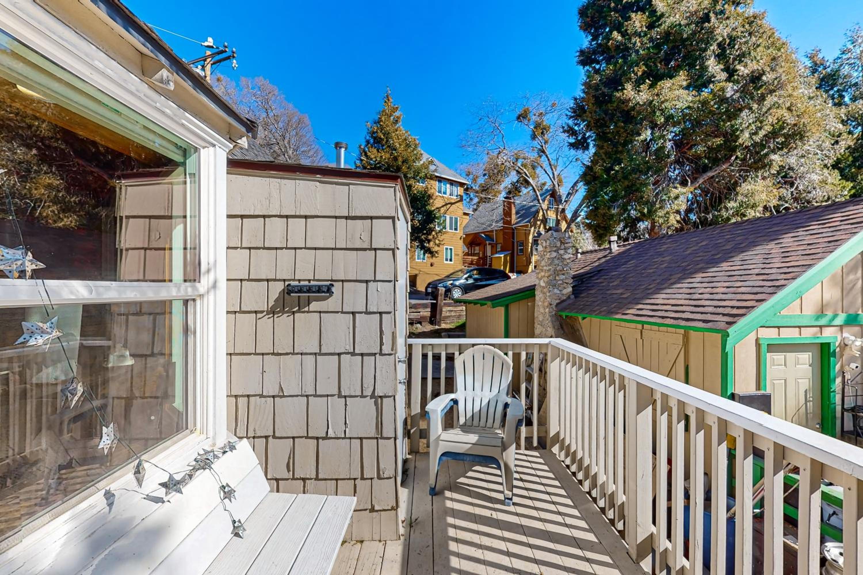Relaxing Retreat with Deck, 1 Mi to Lake Arrowhead!