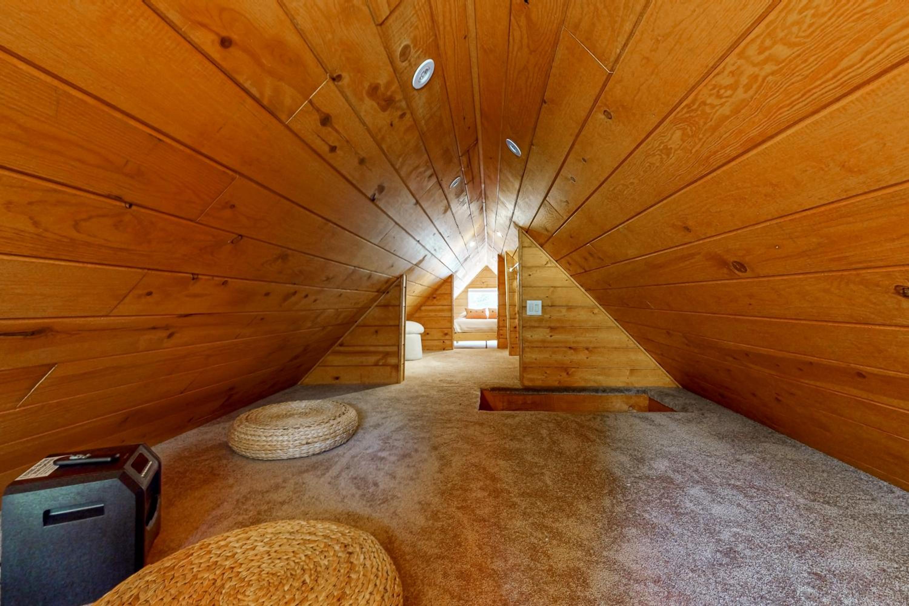 Relaxing Retreat with Deck, 1 Mi to Lake Arrowhead!