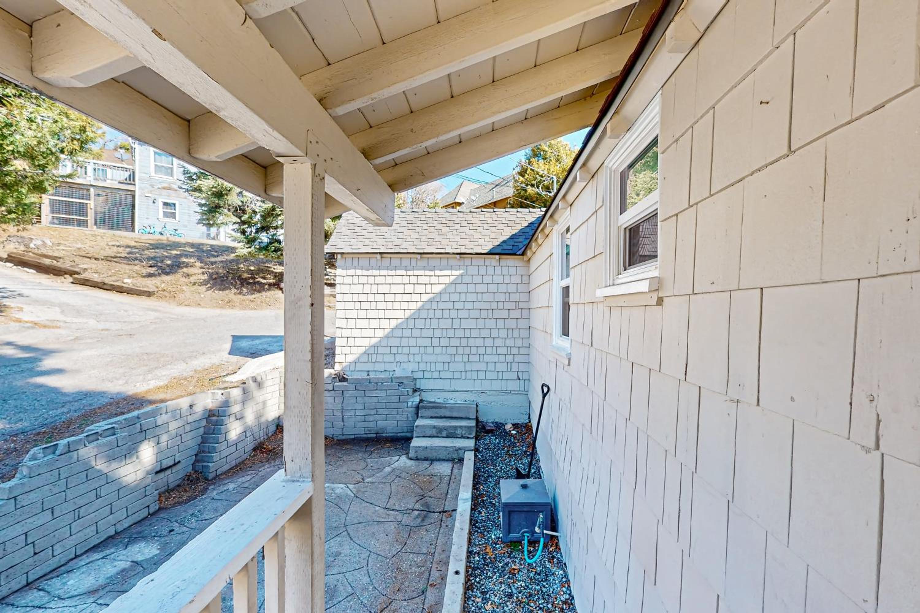 Relaxing Retreat with Deck, 1 Mi to Lake Arrowhead!