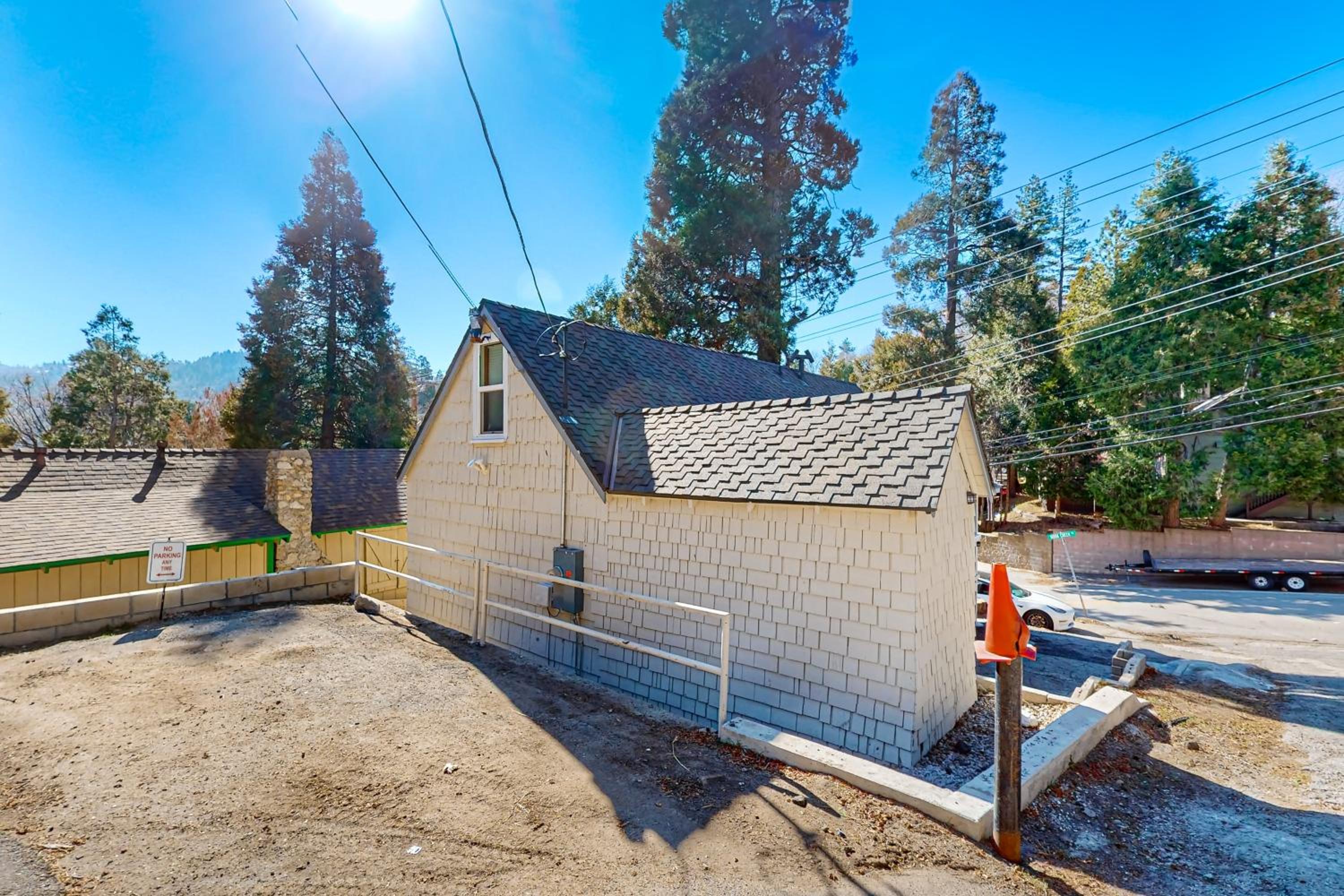 Relaxing Retreat with Deck, 1 Mi to Lake Arrowhead!