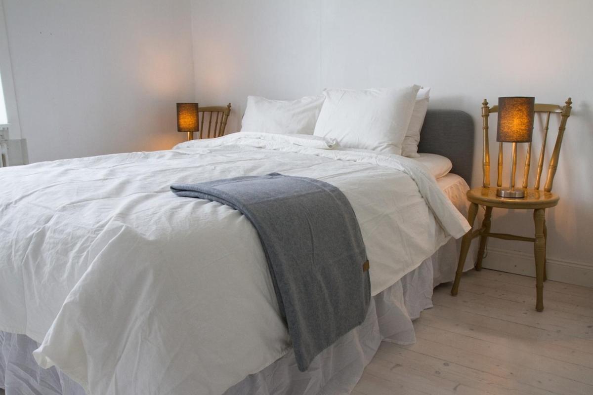 Central penthouse rooms near ferry, bus, nature