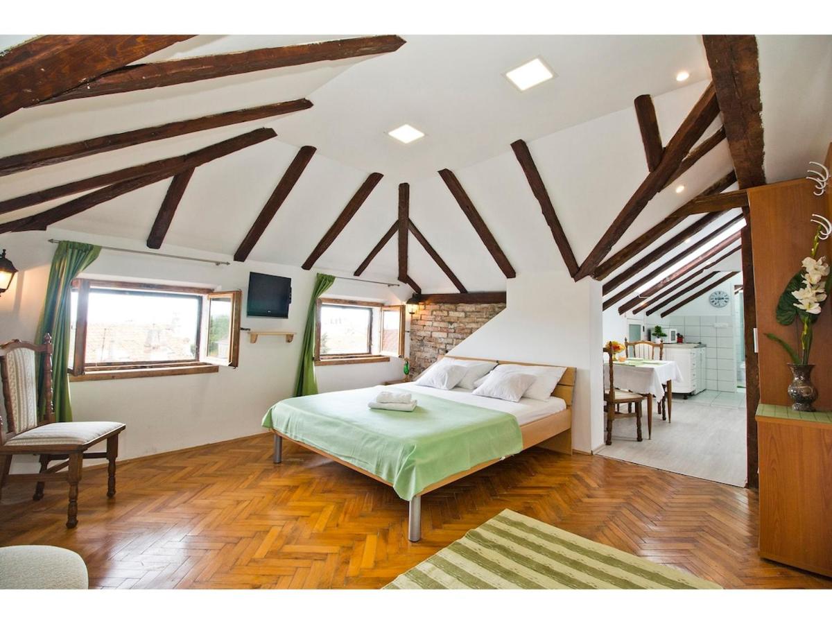 Romantic Green Loft