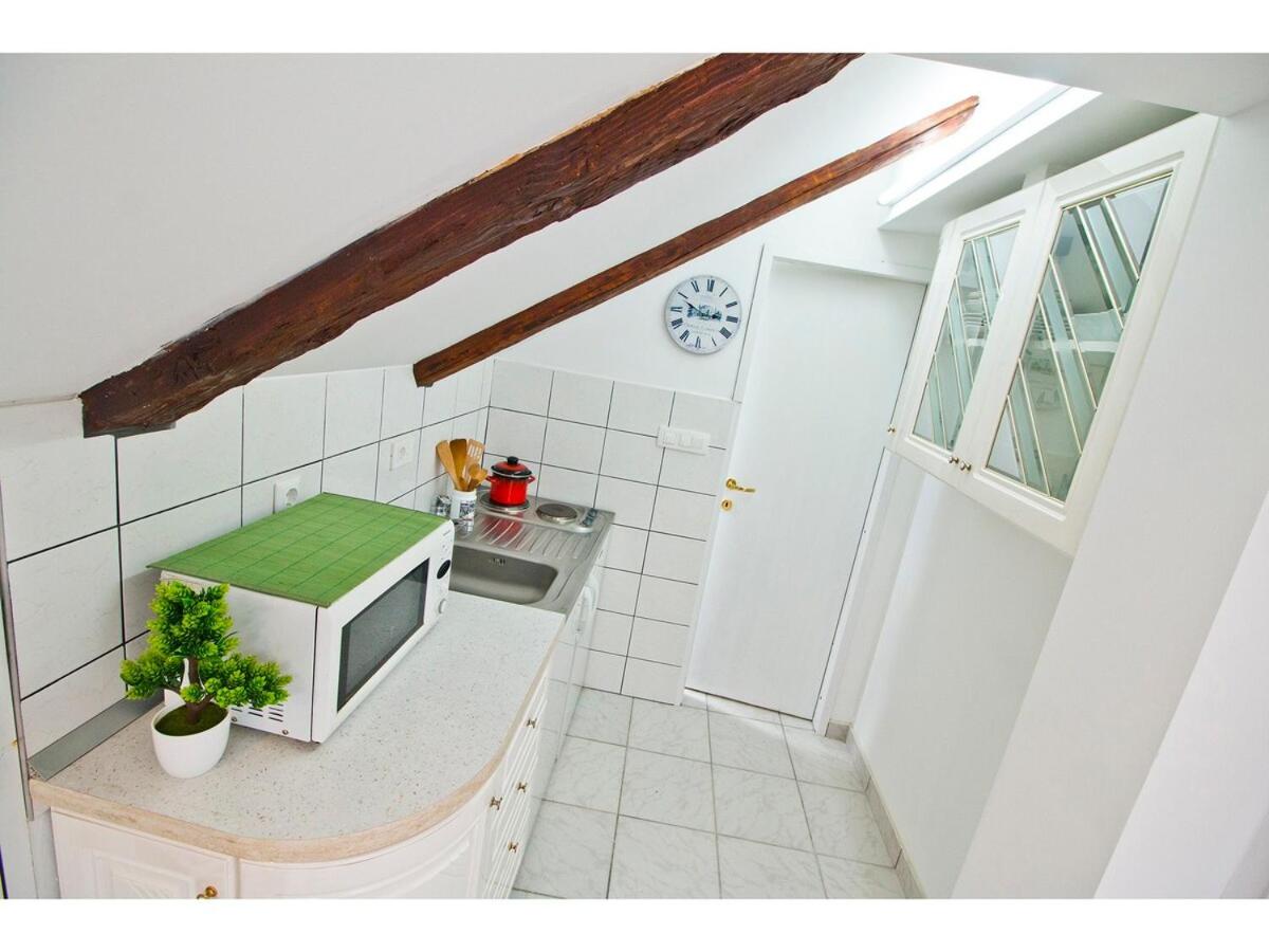 Romantic Green Loft