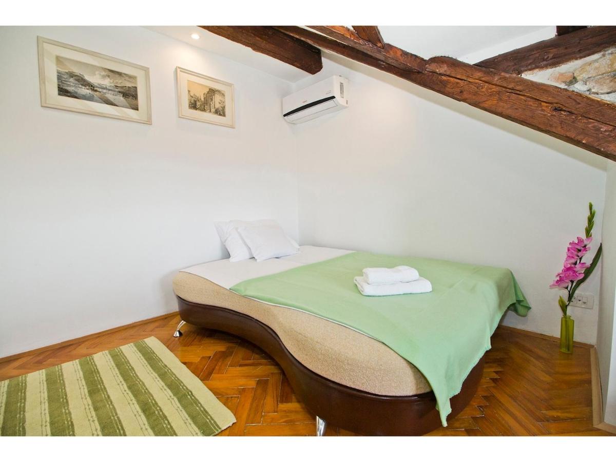 Romantic Green Loft