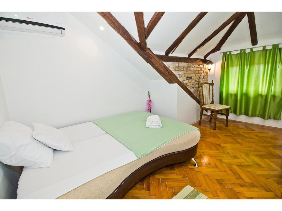 Romantic Green Loft