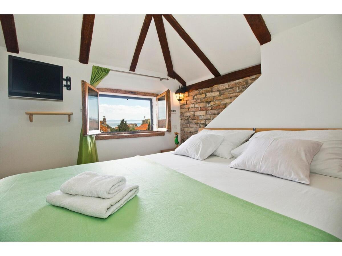 Romantic Green Loft