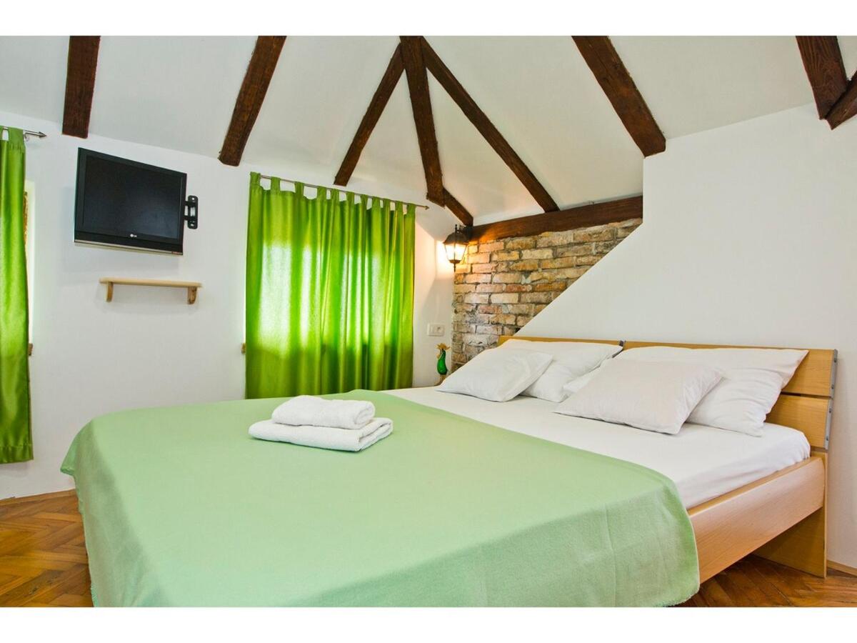 Romantic Green Loft