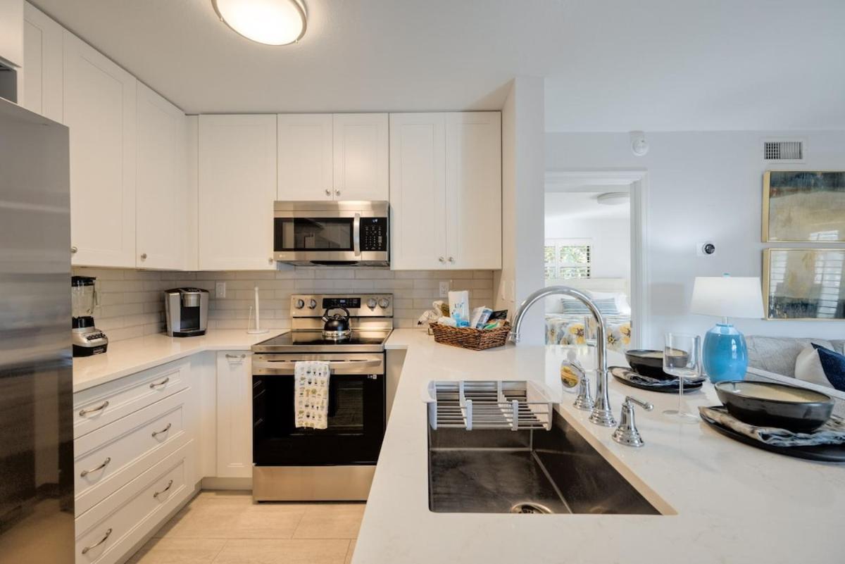 LeMarquis -1 BR Condo Near 5th Ave S and Gulf of Mexico, King Bed and Private Outdoor Space! Perfect Location for Dining Shopping and Exploring Naples