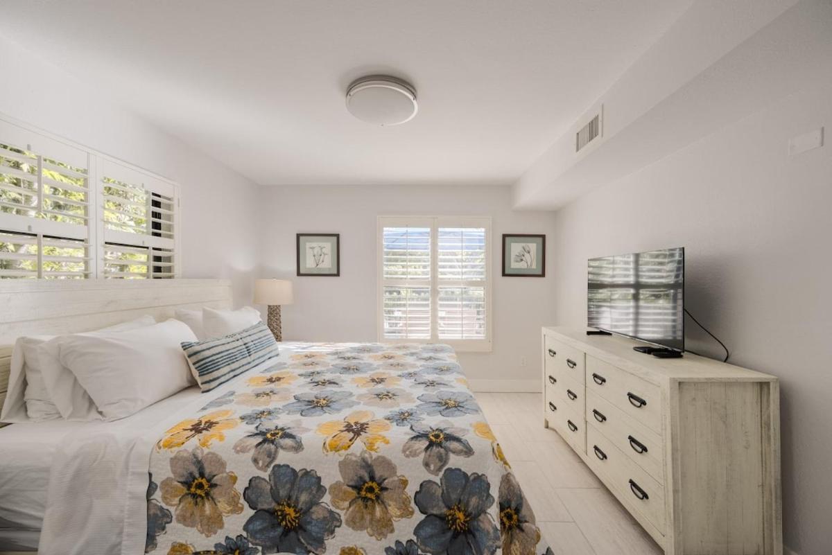 LeMarquis -1 BR Condo Near 5th Ave S and Gulf of Mexico, King Bed and Private Outdoor Space! Perfect Location for Dining Shopping and Exploring Naples