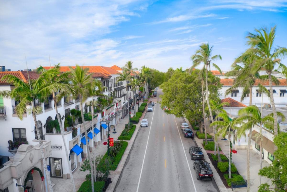 LeMarquis -1 BR Condo Near 5th Ave S and Gulf of Mexico, King Bed and Private Outdoor Space! Perfect Location for Dining Shopping and Exploring Naples