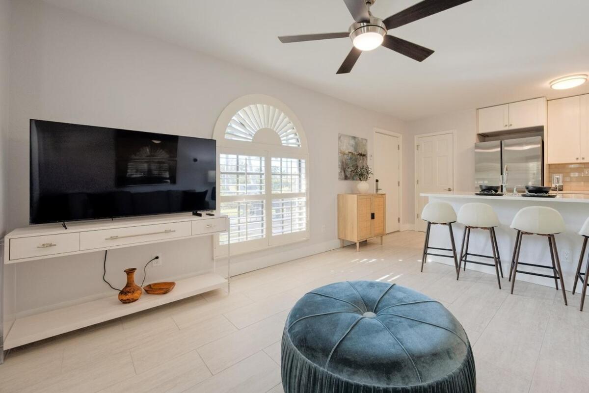 LeMarquis -1 BR Condo Near 5th Ave S and Gulf of Mexico, King Bed and Private Outdoor Space! Perfect Location for Dining Shopping and Exploring Naples