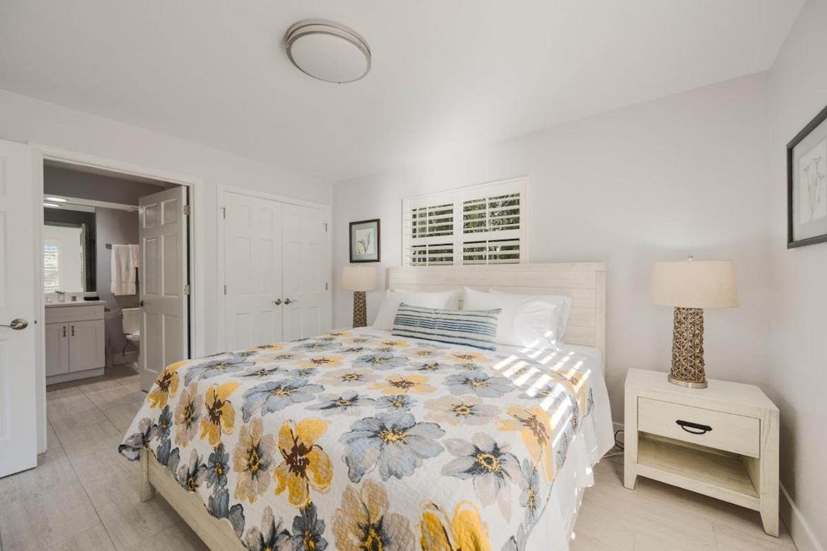 LeMarquis -1 BR Condo Near 5th Ave S and Gulf of Mexico, King Bed and Private Outdoor Space! Perfect Location for Dining Shopping and Exploring Naples