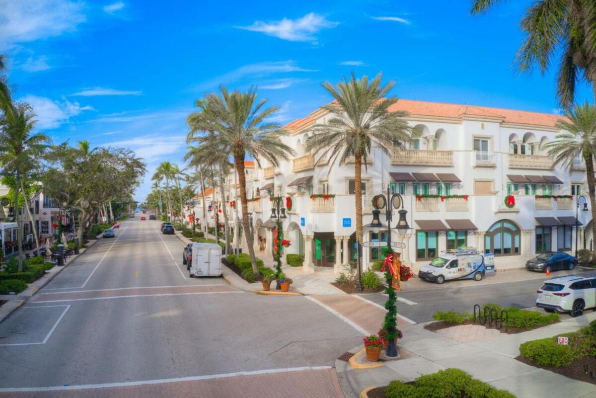 LeMarquis -1 BR Condo Near 5th Ave S and Gulf of Mexico, King Bed and Private Outdoor Space! Perfect Location for Dining Shopping and Exploring Naples