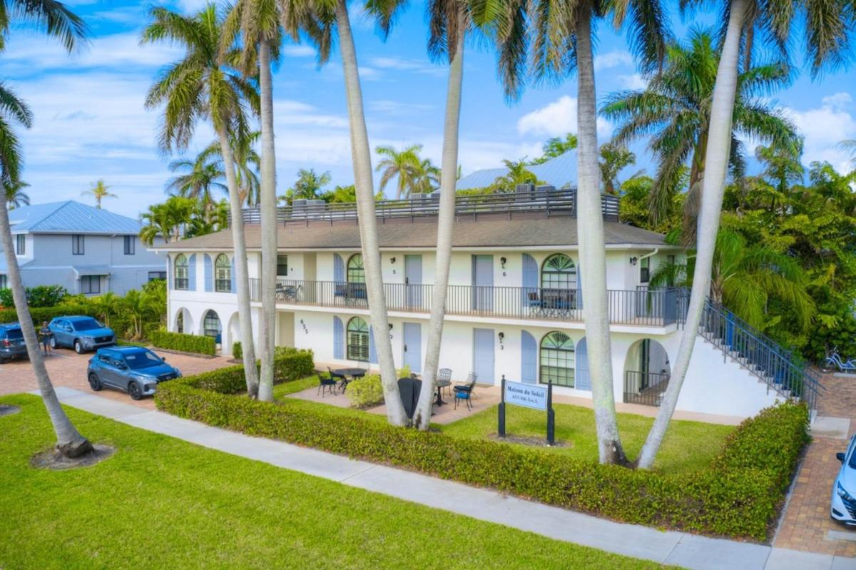LeMarquis -1 BR Condo Near 5th Ave S and Gulf of Mexico, King Bed and Private Outdoor Space! Perfect Location for Dining Shopping and Exploring Naples