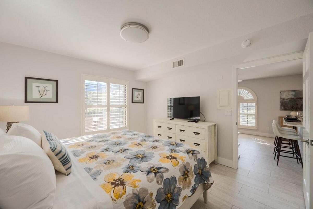 LeMarquis -1 BR Condo Near 5th Ave S and Gulf of Mexico, King Bed and Private Outdoor Space! Perfect Location for Dining Shopping and Exploring Naples