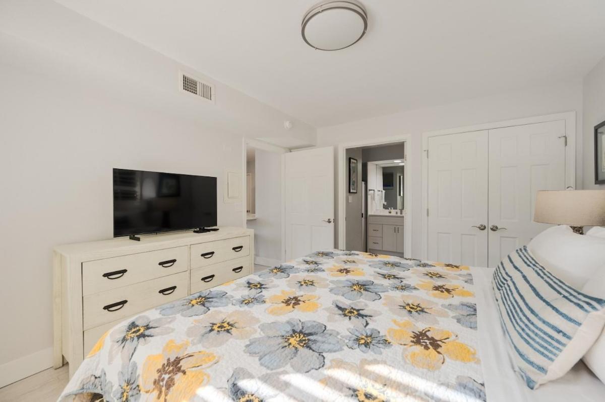 LeMarquis -1 BR Condo Near 5th Ave S and Gulf of Mexico, King Bed and Private Outdoor Space! Perfect Location for Dining Shopping and Exploring Naples
