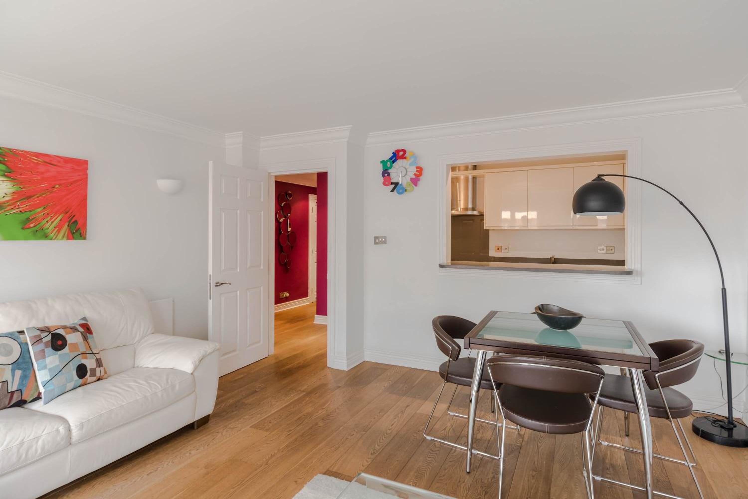 Light-filled 1 bed near Royal Opera House
