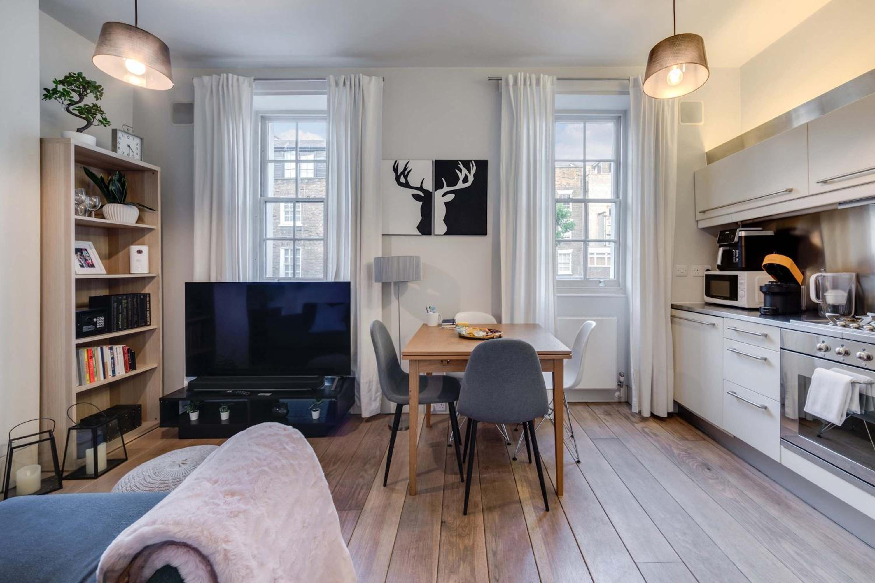 Central Fitzrovia 1-Bed Apartment by Goodge St