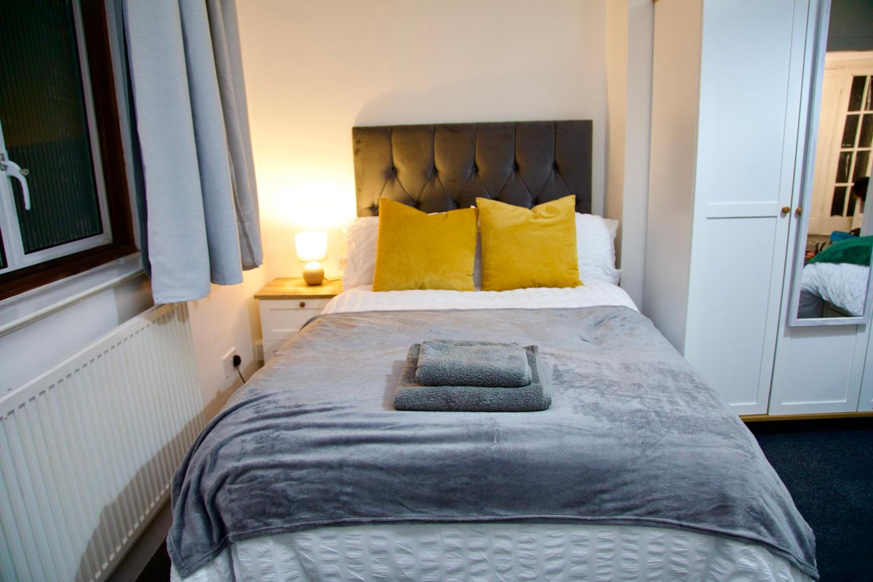 2 Bedroom Ground Floor Flat in Dartford with Free Parking - 20 minutes to London